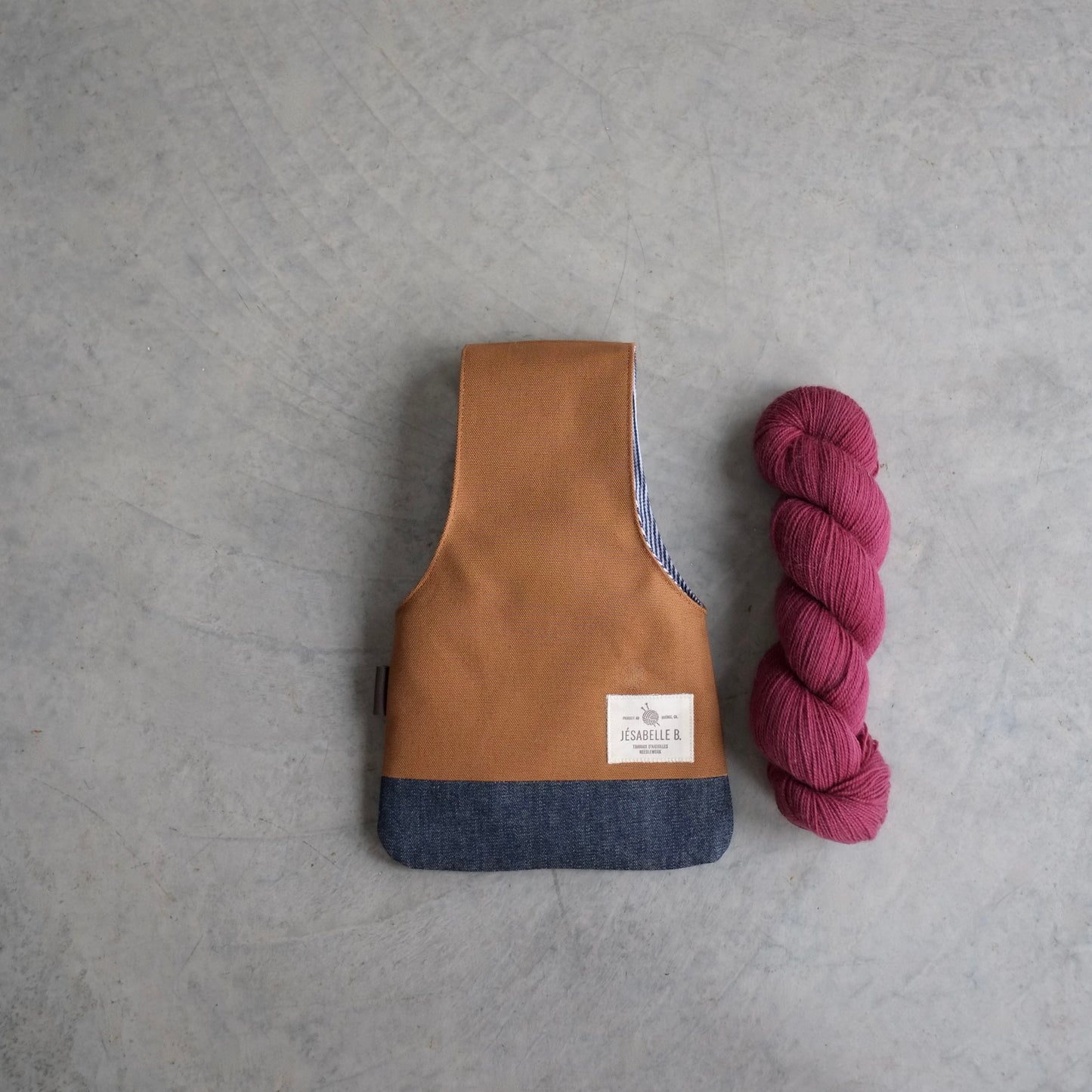 Cognac coloured bag with striped interior with blue denim bottom / Sac de tricot cognac avec un fond en denim bleu et l'intérieur rayé
