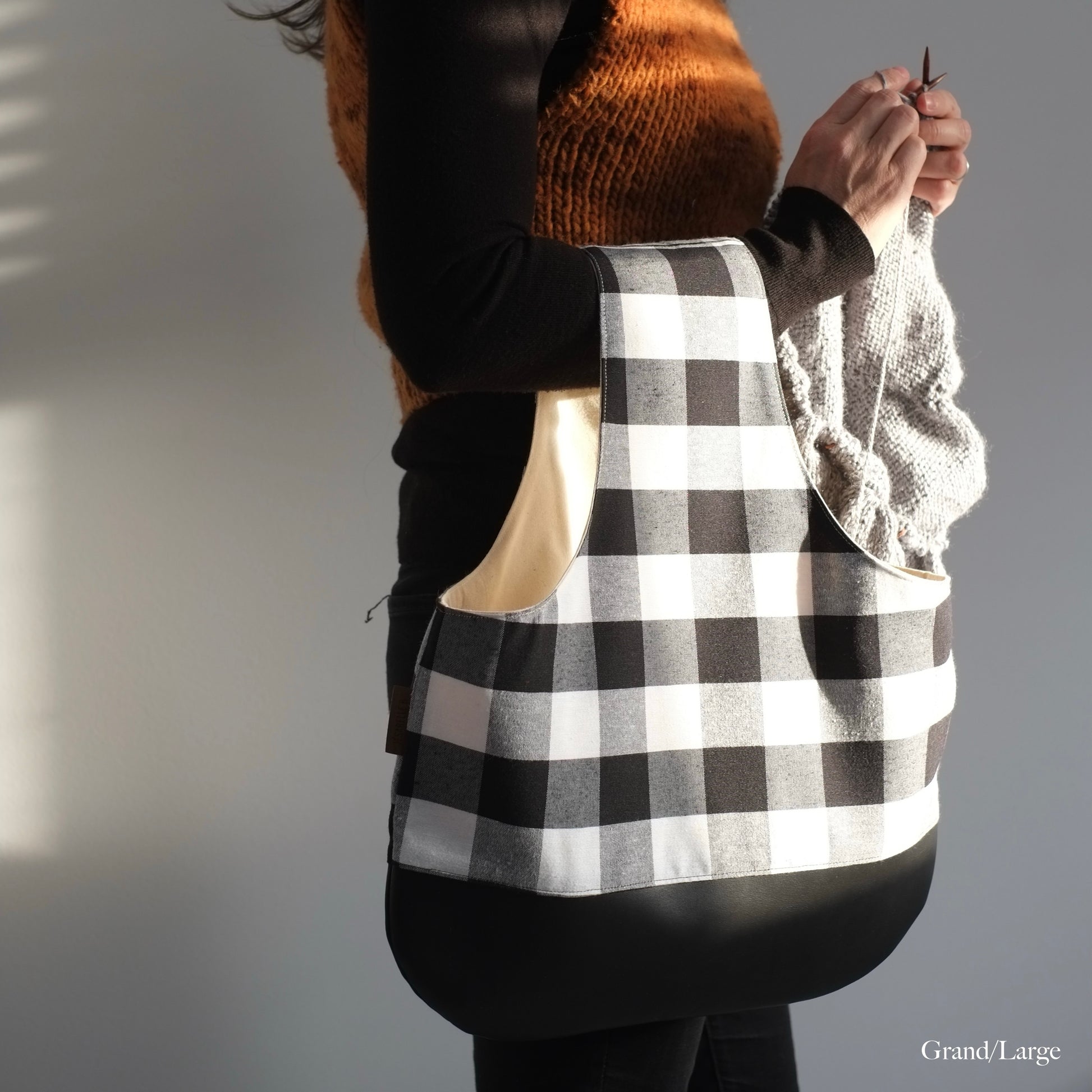Walk and knit bag in black and white checkered fabric with a genuine black leather bottom