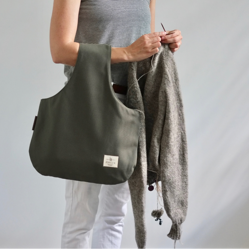 Knitting bag for knitting on the go and for storing yarn