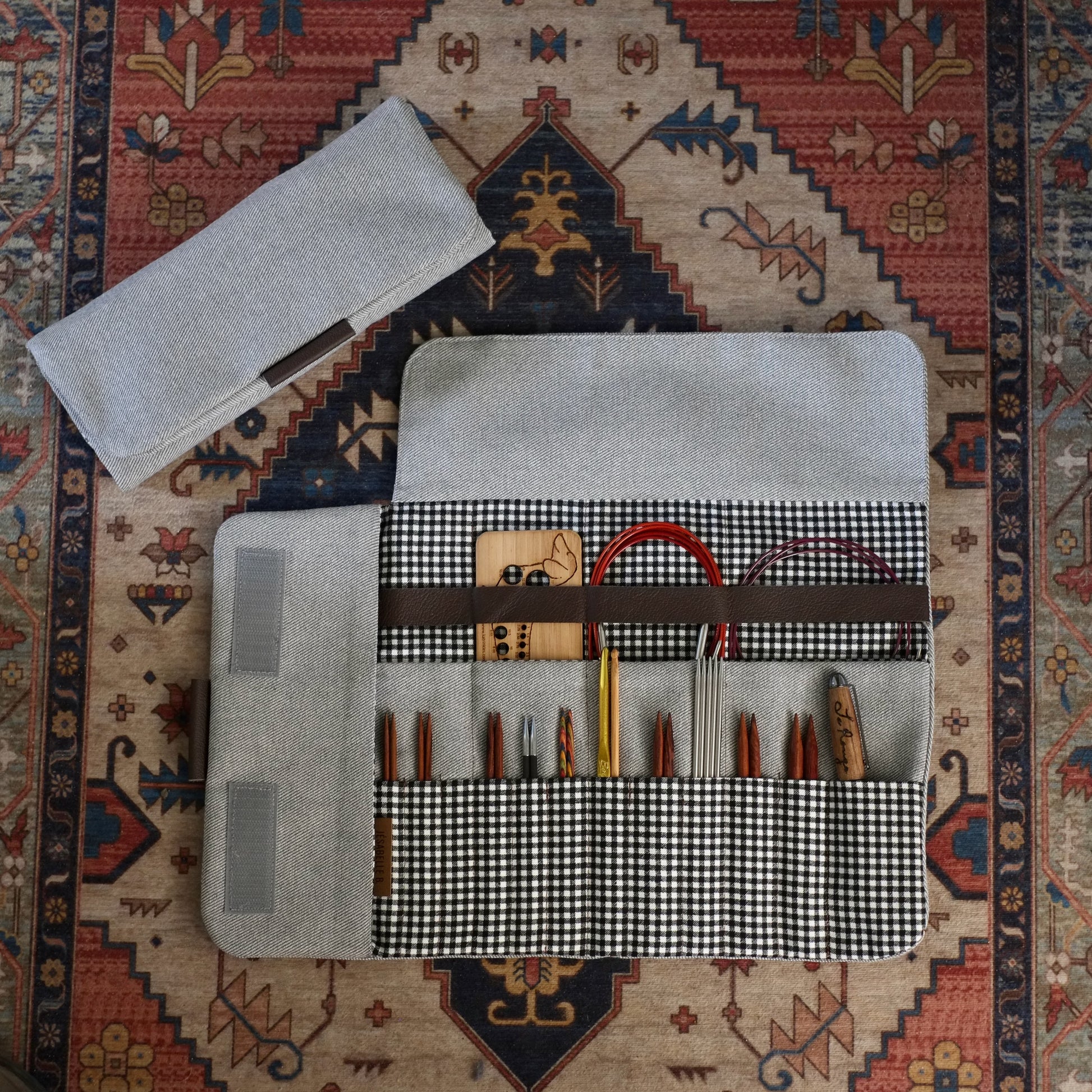 Étui d'aiguilles denim gris avec doublure intérieure en coton gingham noir et blanc — détail artisanal fait main au Canada, Jésabelle B. | Grey denim needle case with black and white gingham cotton lining — handmade artisan detail, made in Canada, Jésabelle B.