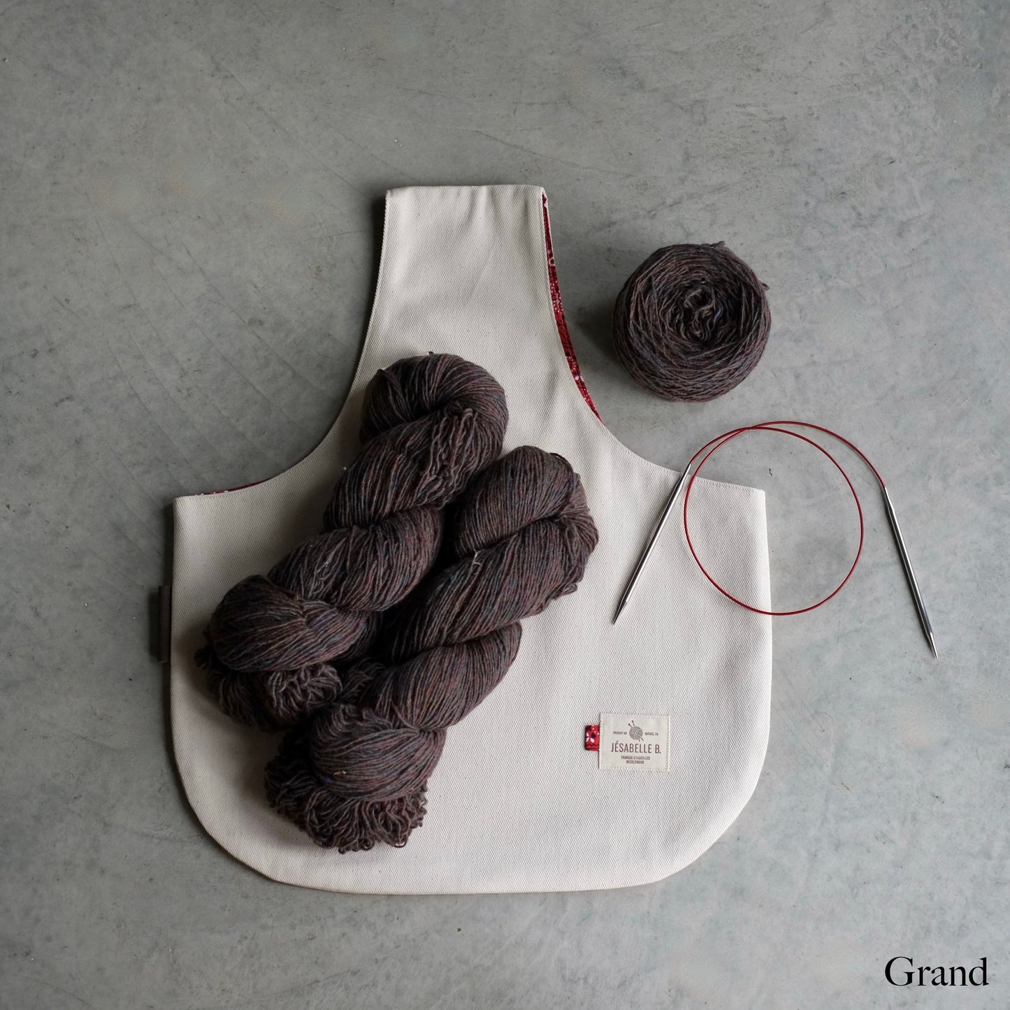 Grand sac de tricot en denim beige avec trois écheveaux de laine — Large beige denim knitting project bag with three yarn skeins