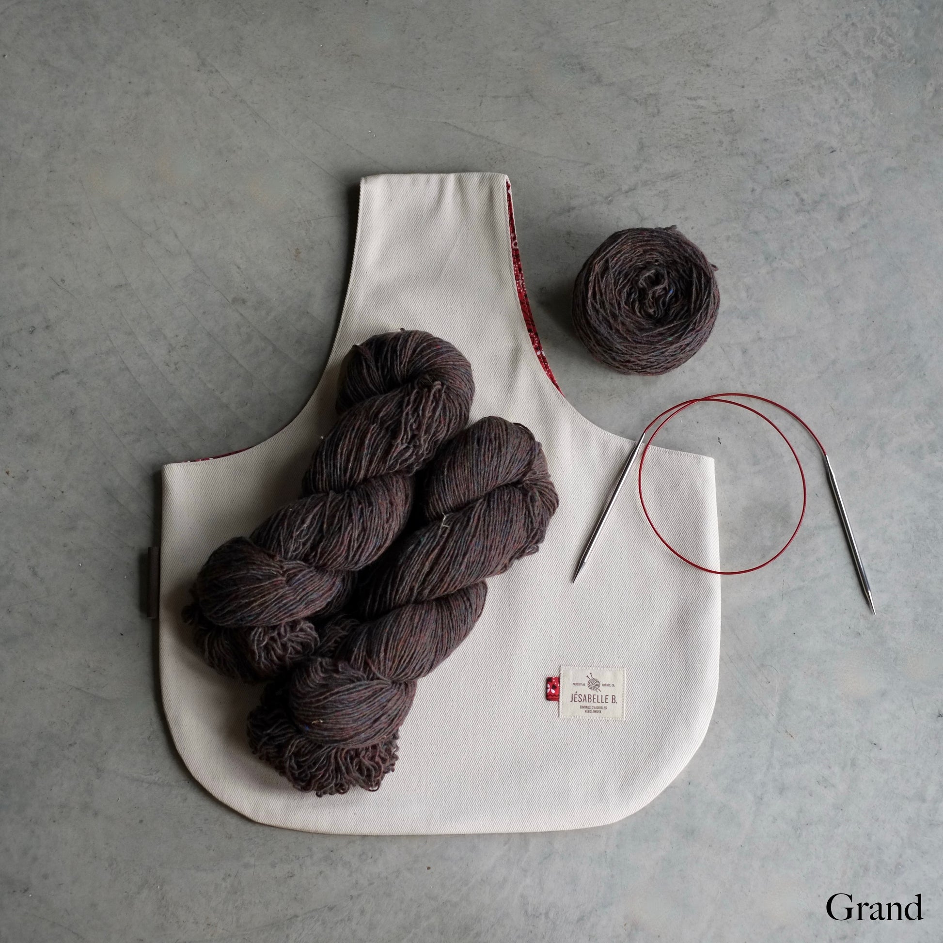 Grand sac de tricot en denim beige avec trois écheveaux de laine — Large beige denim knitting project bag with three yarn skeins
