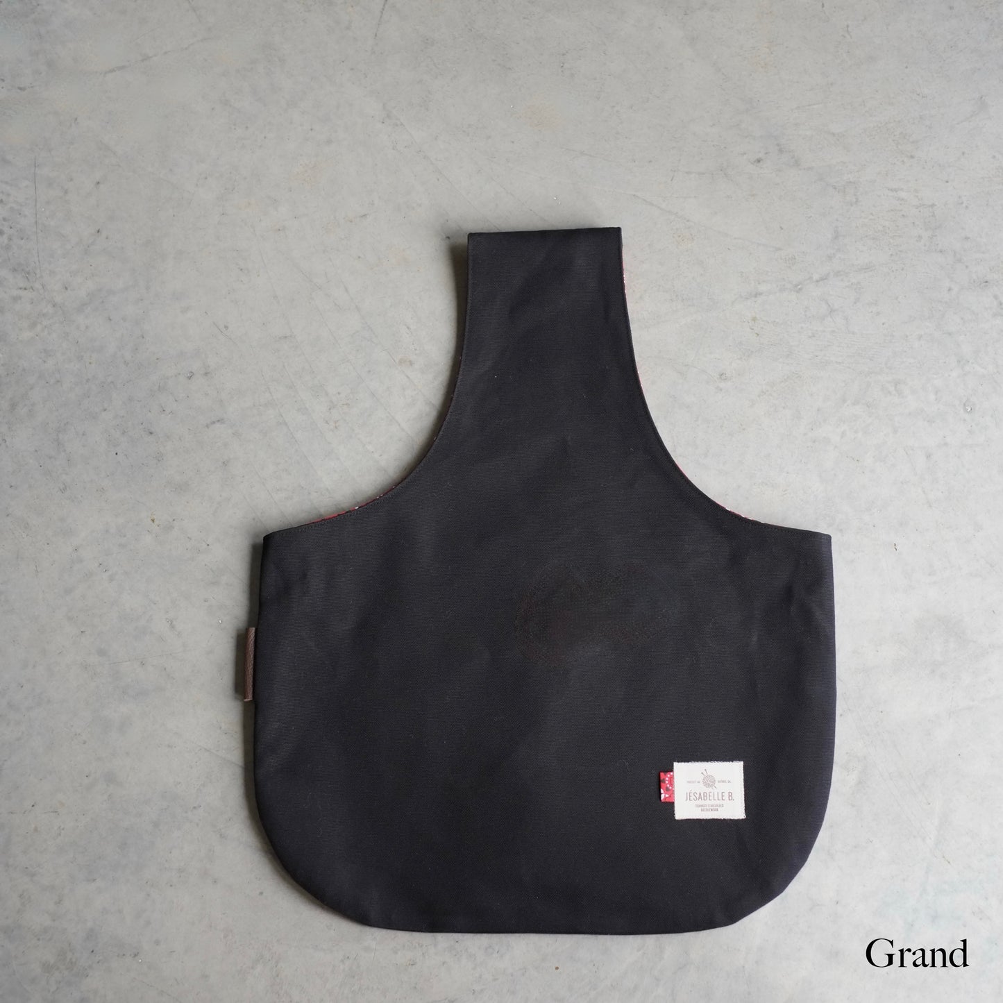 Grand sac de tricot en canvas noir à plat, étiquette style Levi's — Large black canvas knitting bag laid flat, Levi's-style label