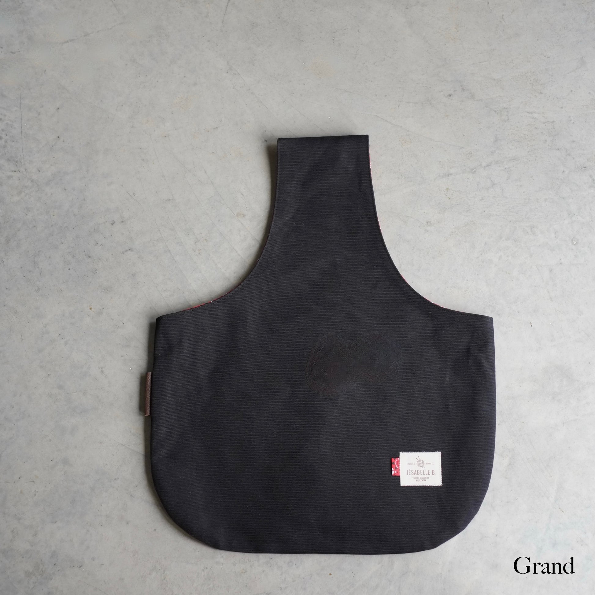 Grand sac de tricot en canvas noir à plat, étiquette style Levi's — Large black canvas knitting bag laid flat, Levi's-style label