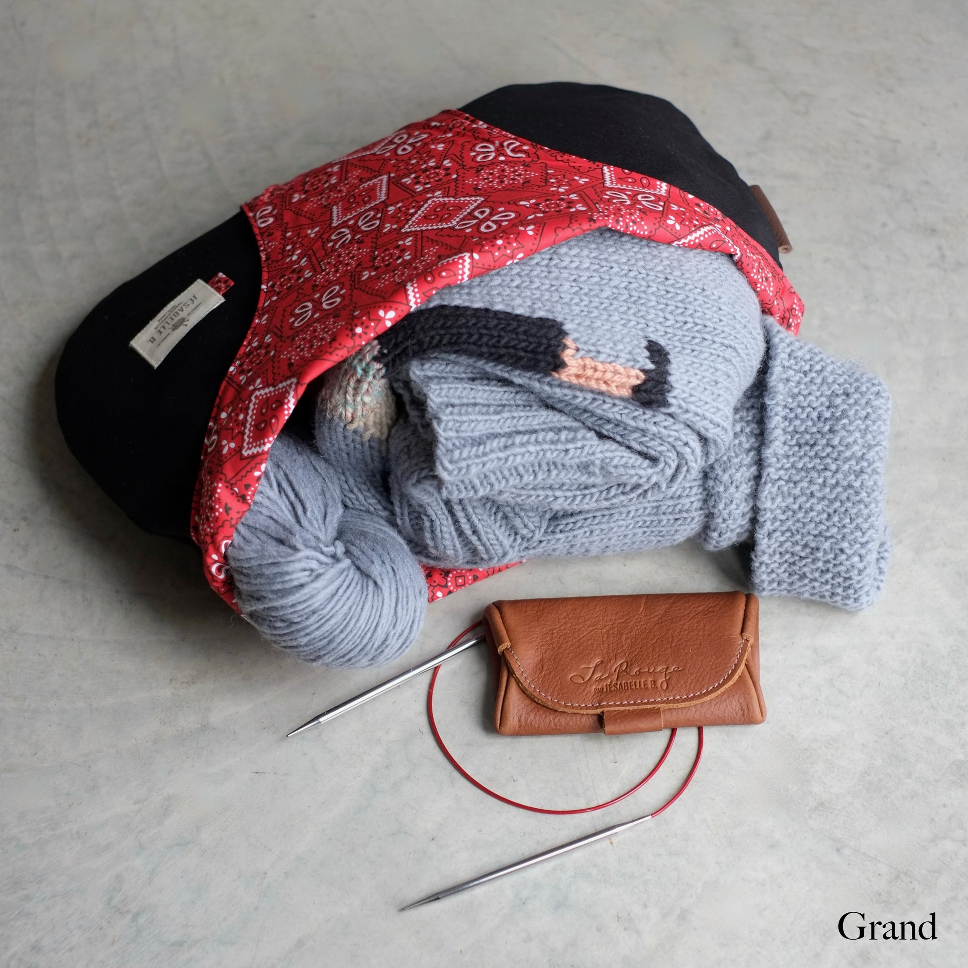 Grand sac de tricot noir retourné, doublure bandana rouge avec laine et veste tricotée — Large black knitting bag reversed, red bandana lining with yarn and handknit vest — Jésabelle B.