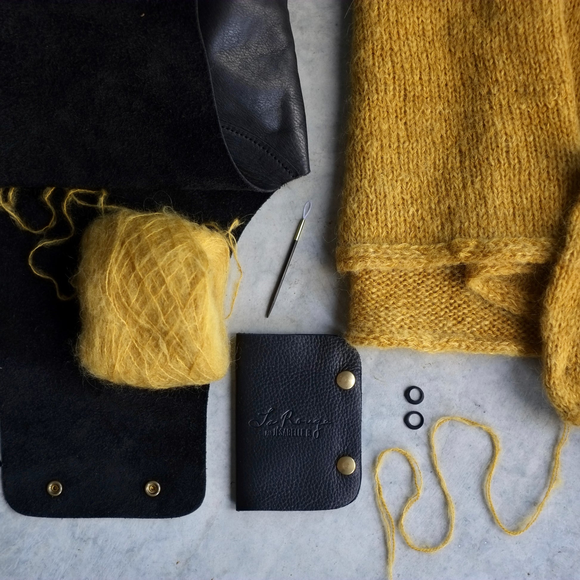 Livret d'aiguilles en cuir noir avec sac coordonné et chandail tricoté, pour rentrer les fils
