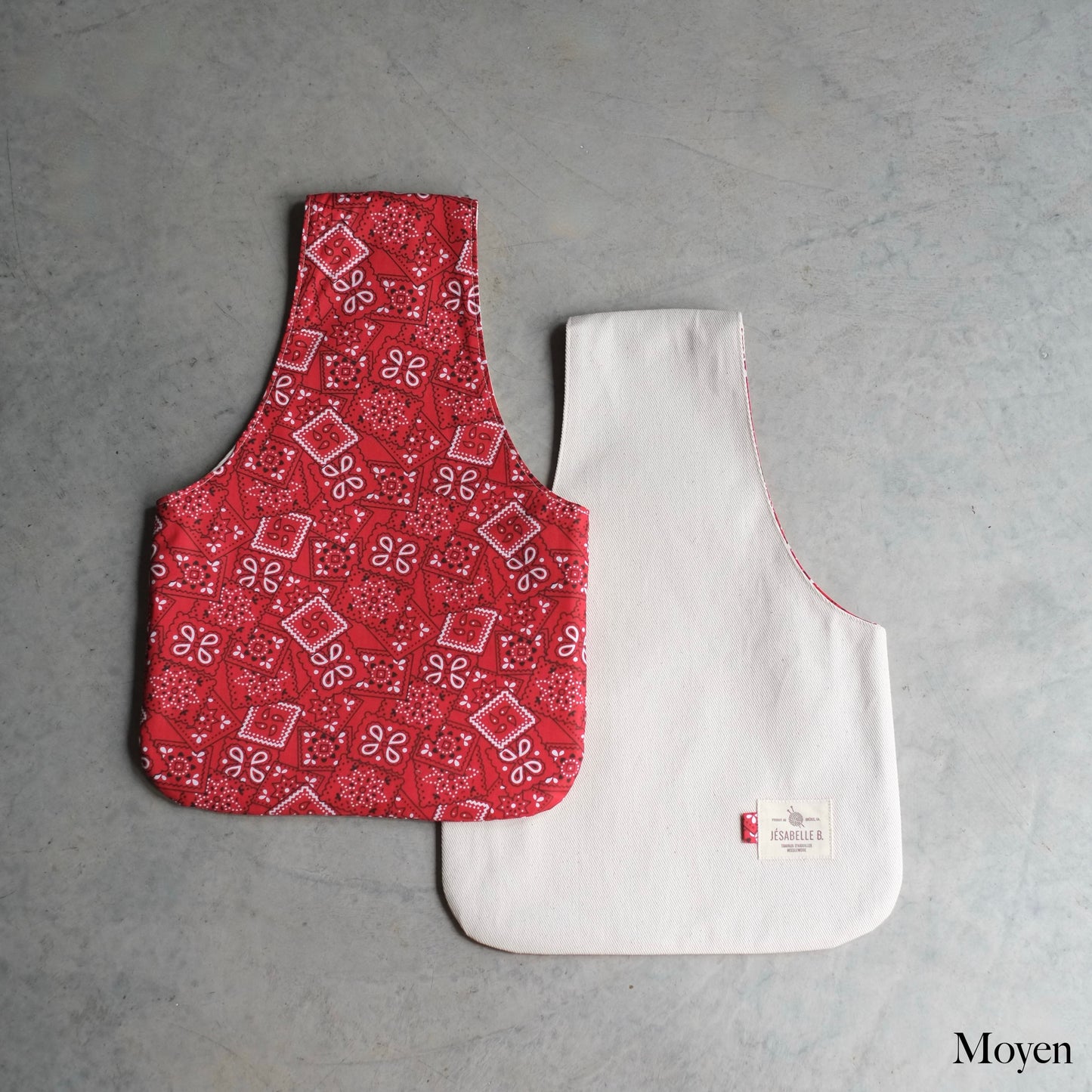 Sac de tricot moyen réversible : denim beige extérieur, bandana rouge intérieur — Medium reversible knitting bag: beige denim outside, red bandana inside