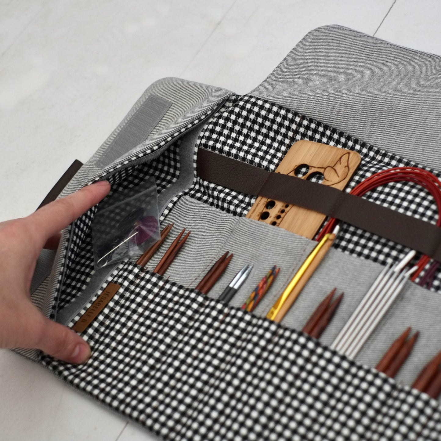 Poche secrète latérale de l'étui d'aiguilles denim — rangement clés de serrage et petits accessoires tricot et crochet, Jésabelle B. | Hidden side pocket of grey denim needle case — storage for tightening keys and small knitting and crochet accessories, Jésabelle B.