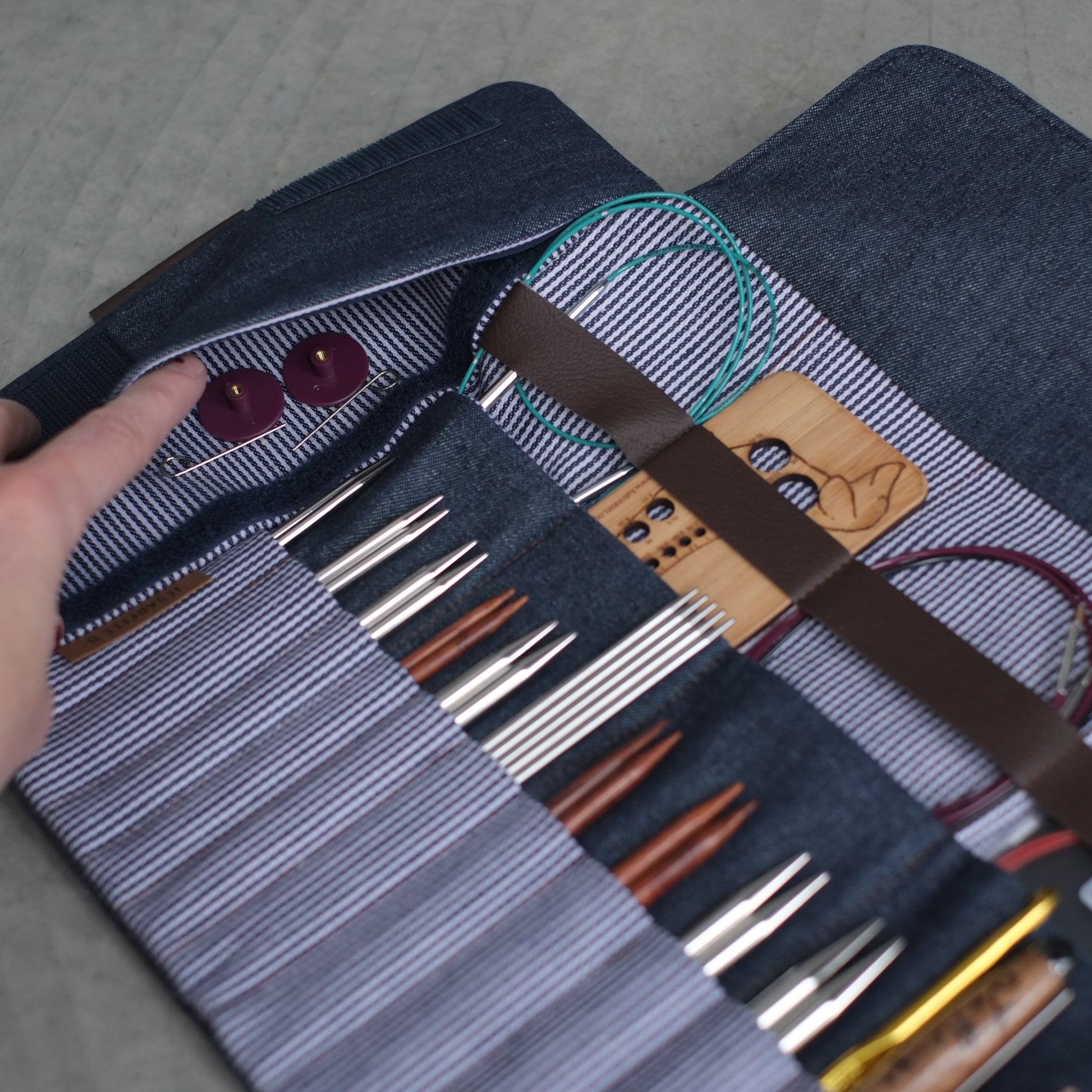 Poche latérale secrète de l'étui d'aiguilles denim bleu foncé ouverte — rangement petits accessoires tricot et crochet, Jésabelle B. | Hidden side pocket of dark denim needle case open — storage for small knitting and crochet accessories, Jésabelle B.
