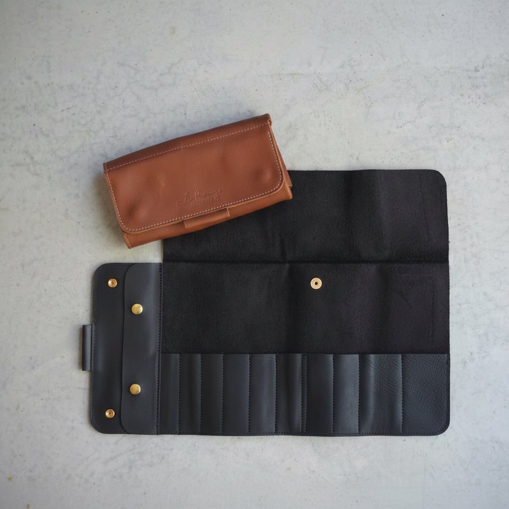 Étui à crochets en cuir noir ouvert et étui brun fermé côte à côte — deux coloris disponibles, rangement pour crochets fait main, Jésabelle B. | Black leather crochet case open and brown case closed side by side — two colours available, handmade hook organizer, Jésabelle B.
