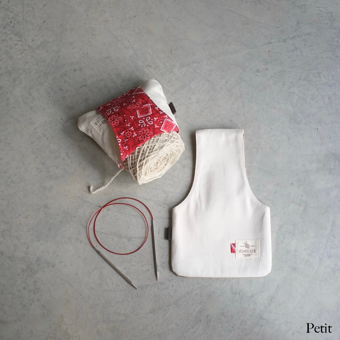 Petit sac de tricot réversible en denim beige, doublure bandana rouge — Small reversible beige denim knitting bag, red bandana lining 