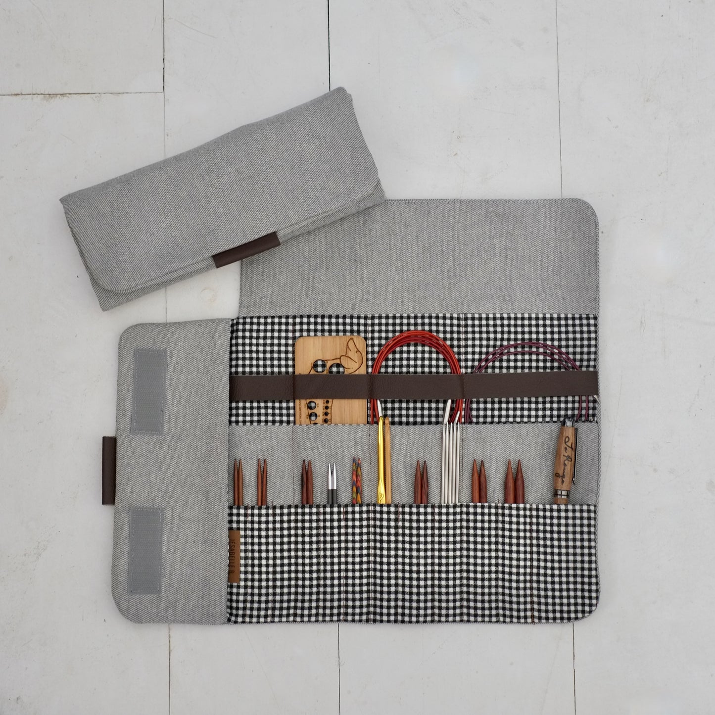 Vue de haut de l'étui d'aiguilles denim gris — 12 fentes pour aiguilles à tricoter et crochets du plus petit au plus grand, Jésabelle B. | Top view of grey denim knitting needle organizer — 12 slots for knitting needles and crochet hooks, small to large, Jésabelle B.