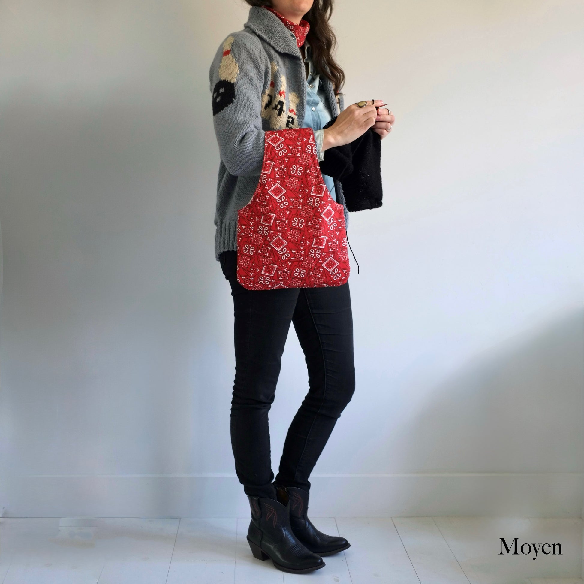 Femme debout qui tricote avec un sac à projet moyen réversible bandana rouge — Woman knitting with medium reversible red bandana project bag — Jésabelle B.