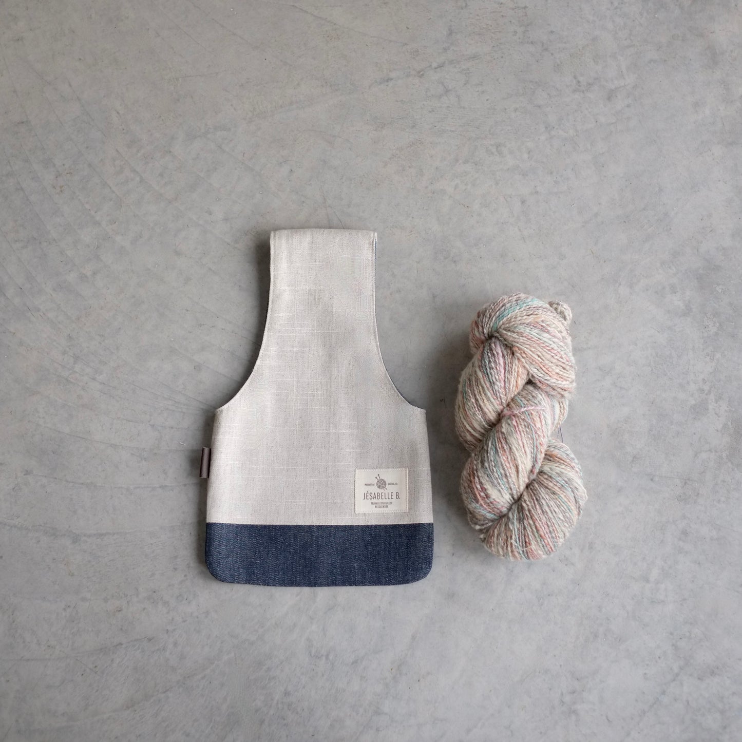 Soft beige linen bag with denim bottom for knitting / Un sac de lin beige avec un fond en denim bleu pour une balle de lain