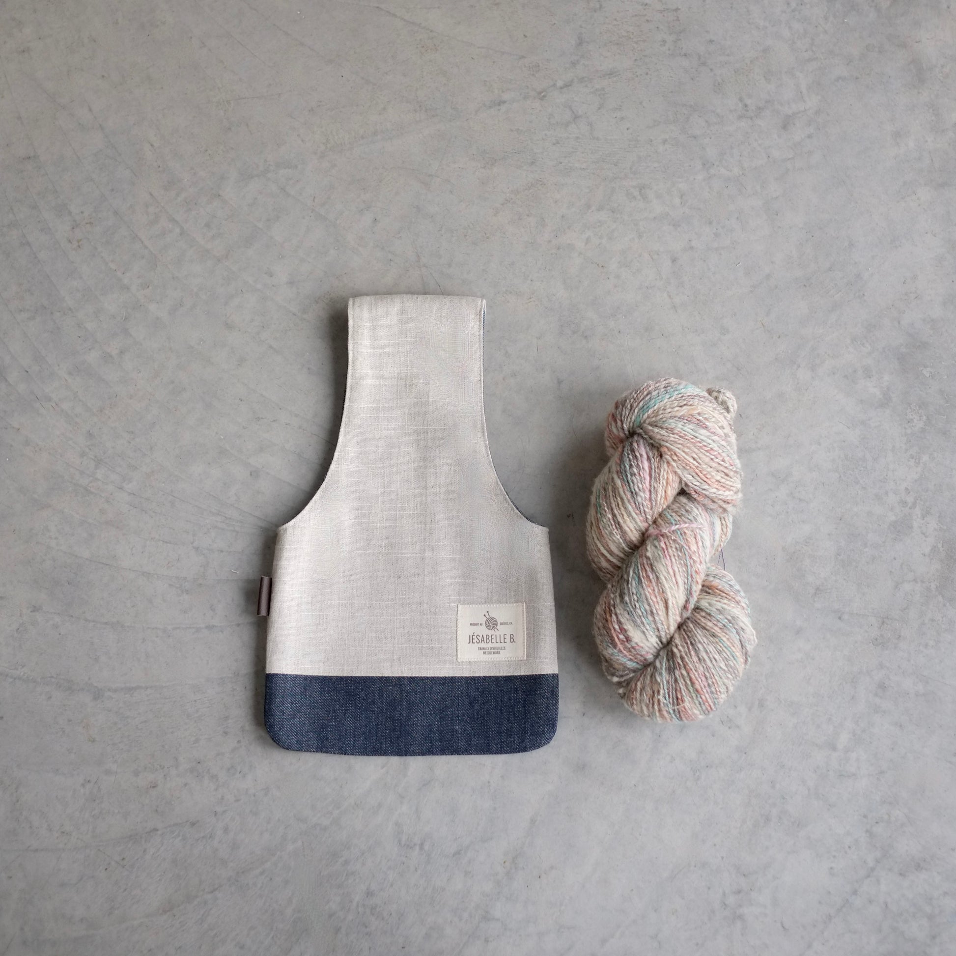 Soft beige linen bag with denim bottom for knitting / Un sac de lin beige avec un fond en denim bleu pour une balle de lain