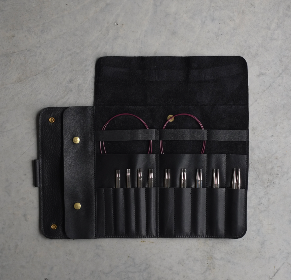 Black leather case for interchangeable knitting needles with cables and metal tips / Étui en cuir noir pour aiguilles interchangeables avec câbles et pointes en métal
