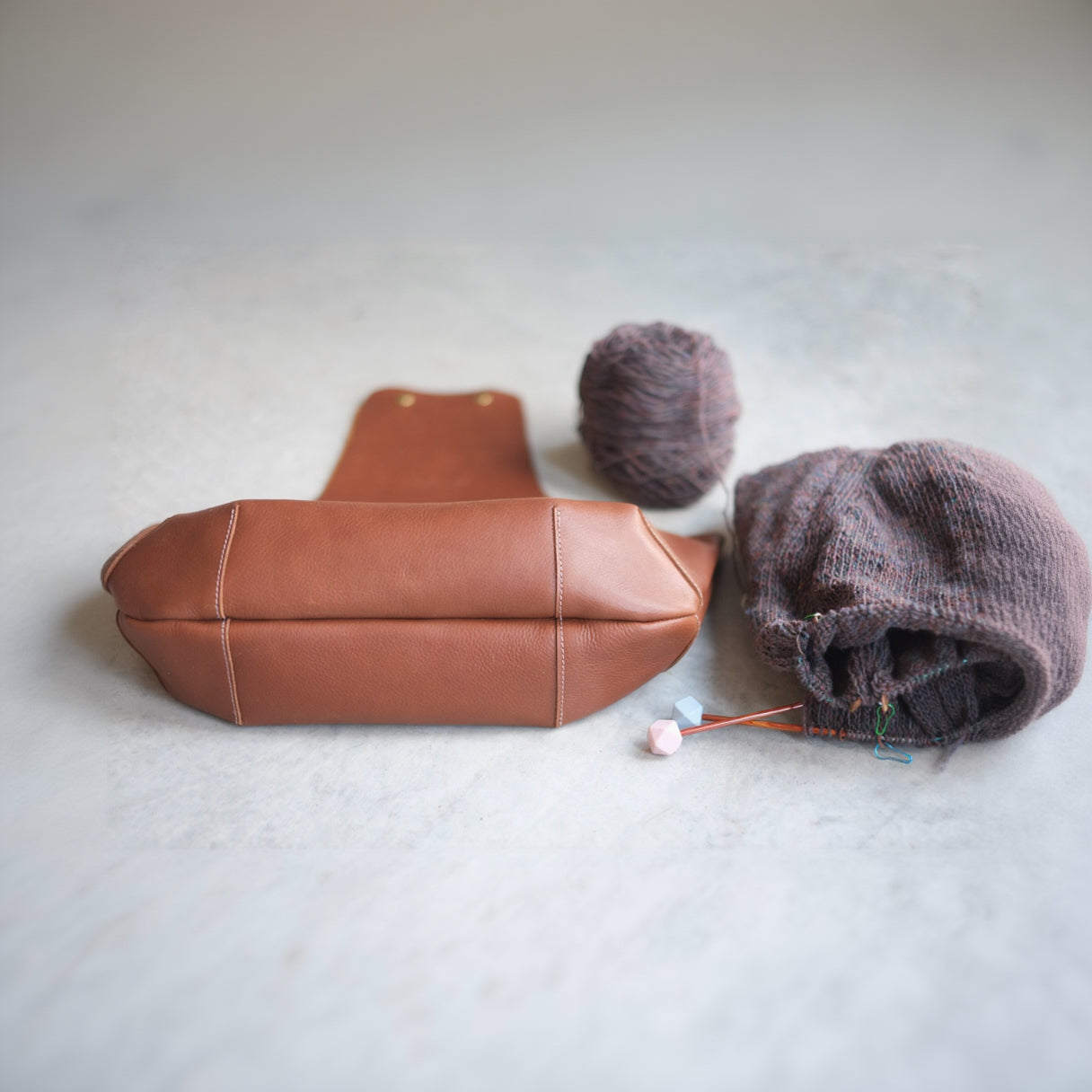 Details of the darts on the bottom of the leather bag to give it roundness / Détails des pinces au fond du sac de cuir pour lui donner de la rondeur