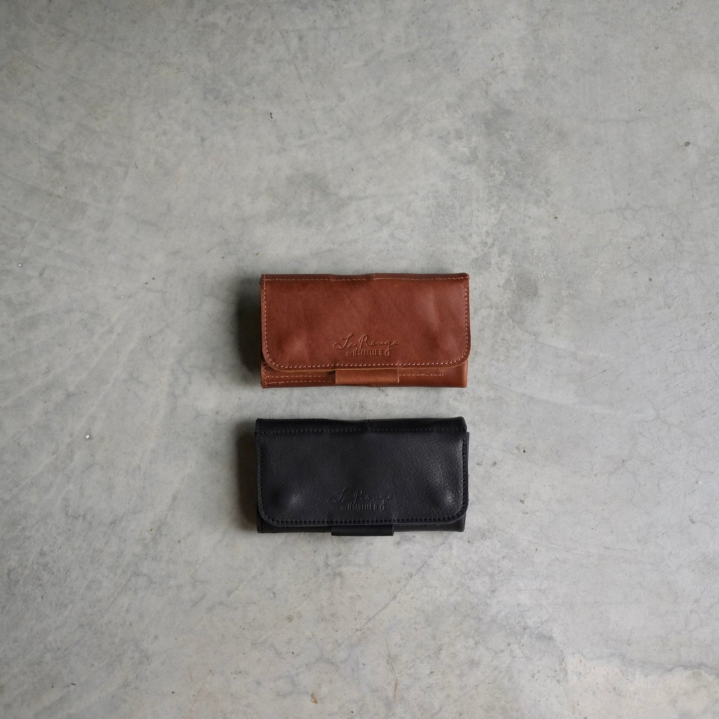 Top view comparison of the brown leather case and the black leather closed case / Comparaison entre l'étui fermé en cuir brun et celui en cuir noir