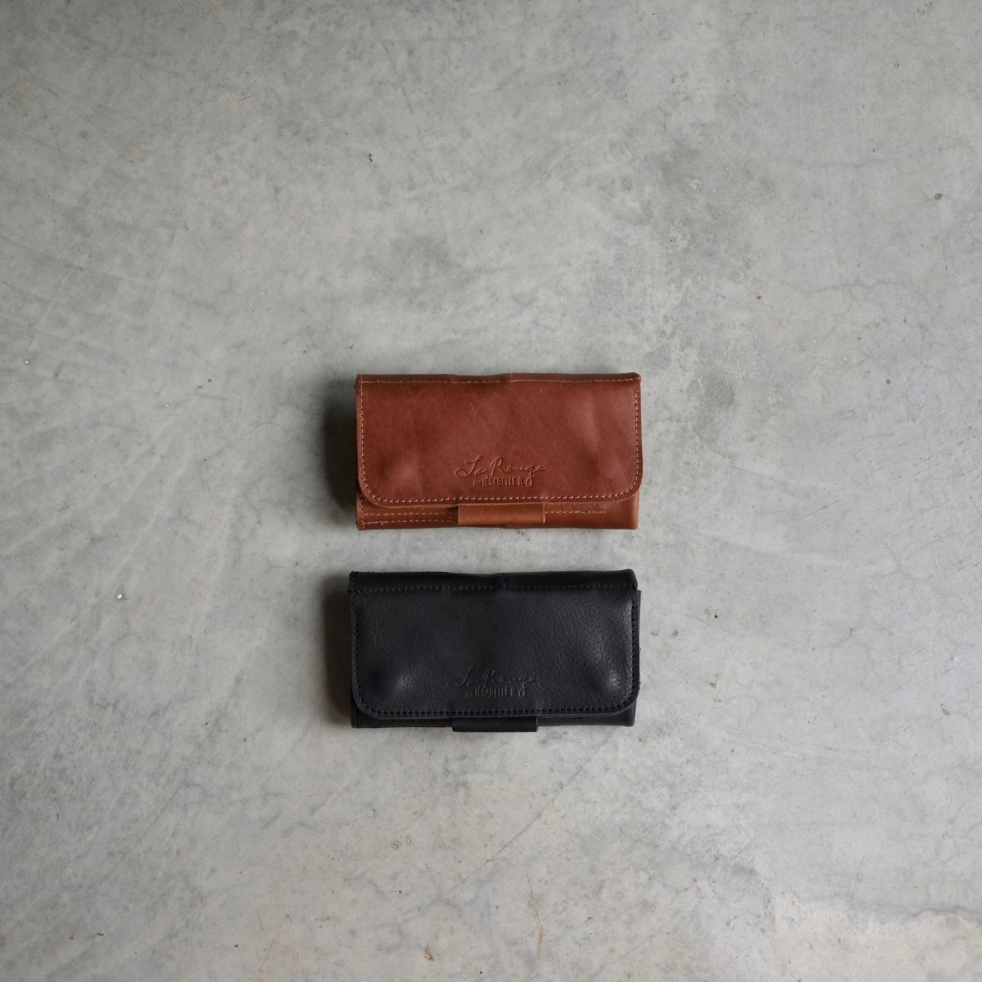 Top view comparison of the brown leather case and the black leather closed case / Comparaison entre l'étui fermé en cuir brun et celui en cuir noir