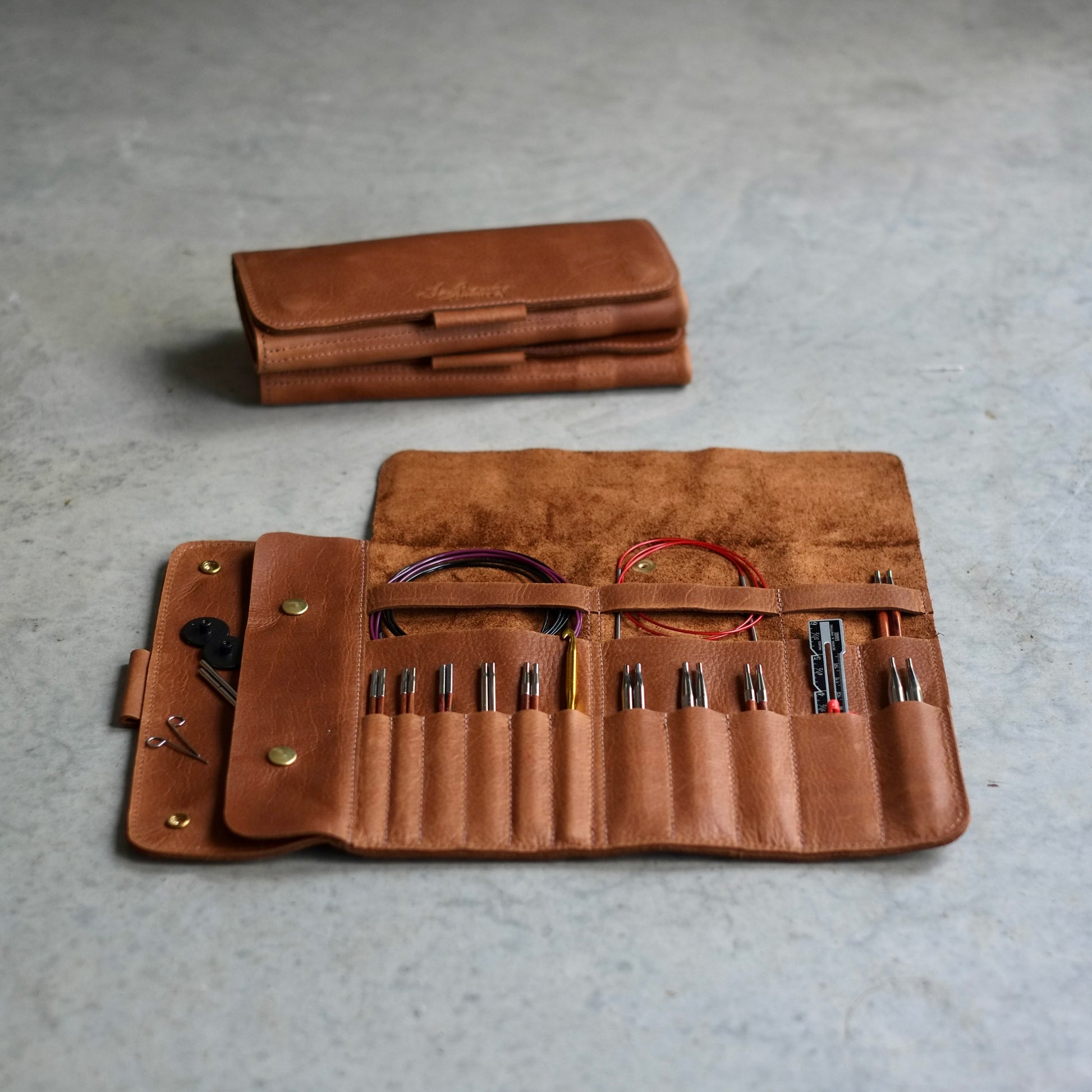Open brown leather knitting needle case with needles and tools organized — Jésabelle B. / Étui en cuir brun ouvert avec aiguilles à tricoter et outils rangés — Jésabelle B.