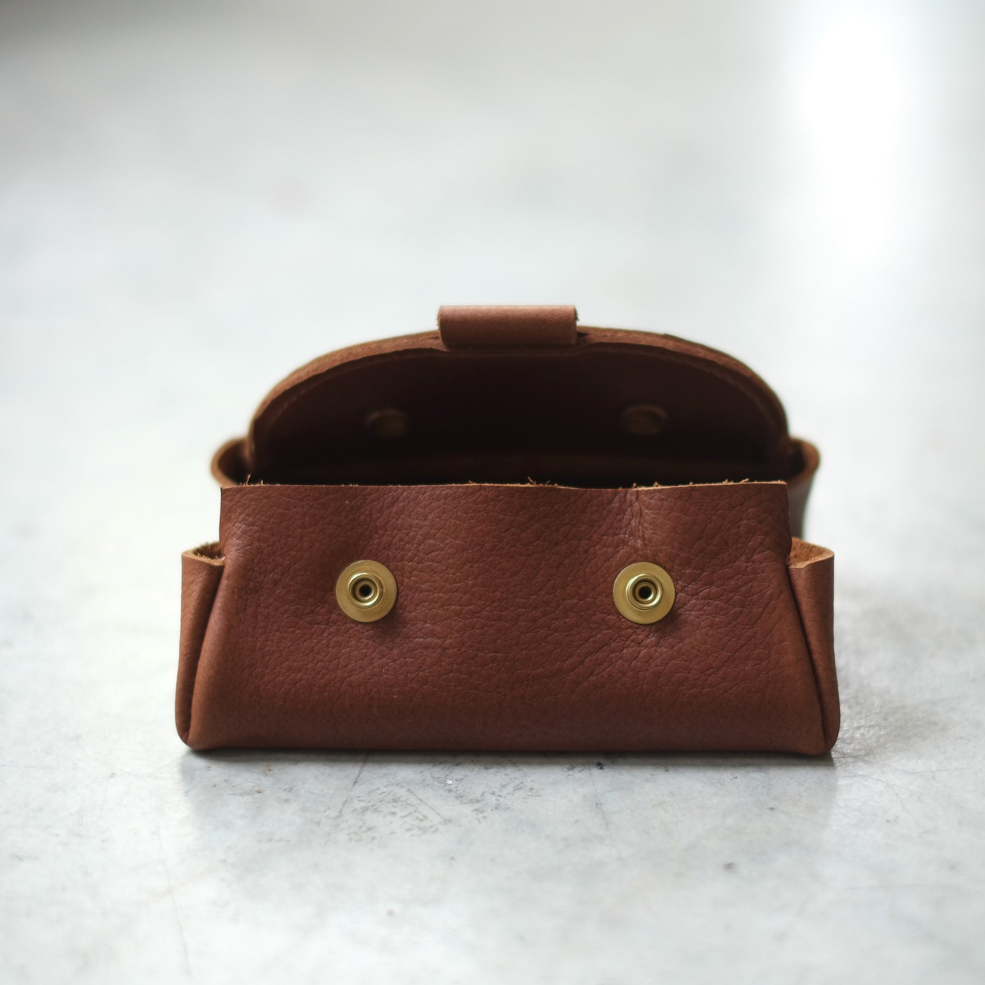 Étui mini de cuir brun La Rouge ouvert, bouton pression doré | La Rouge brown leather mini case open, gold snap button
