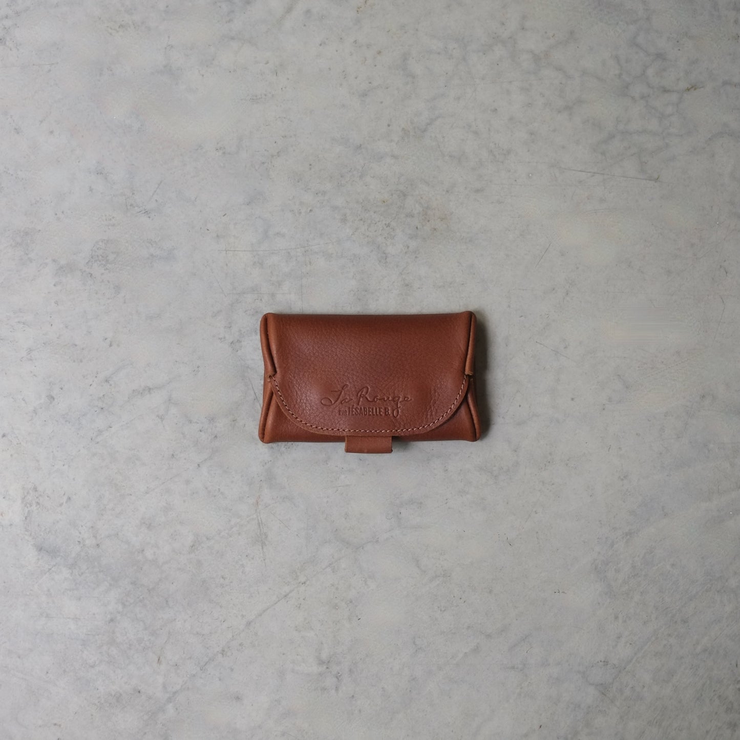 Étui mini de cuir brun La Rouge fermé à plat | La Rouge brown leather mini case closed flat view
