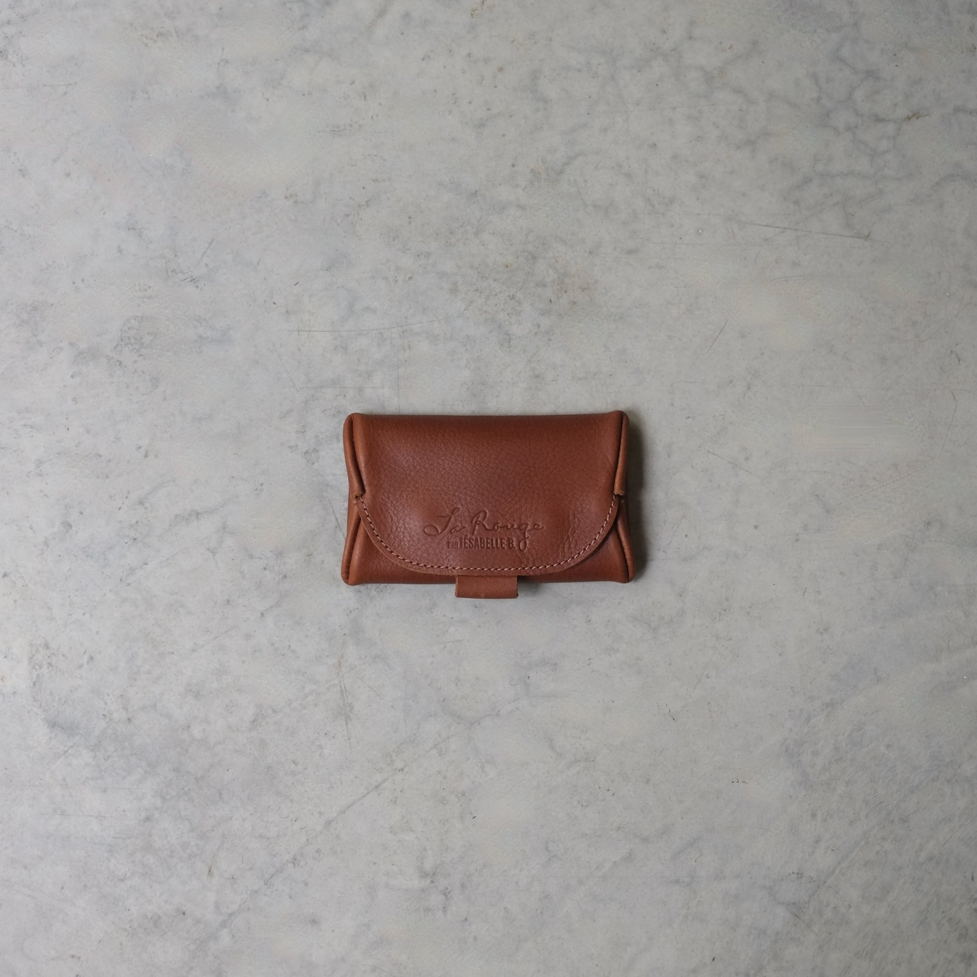 Étui mini de cuir brun La Rouge fermé à plat | La Rouge brown leather mini case closed flat view
