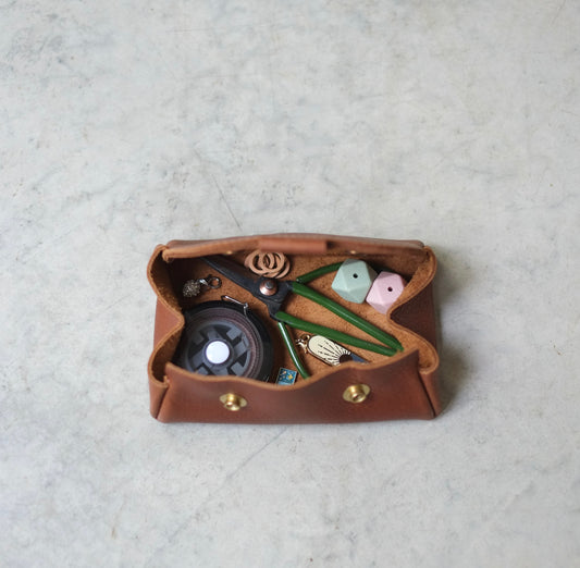 Étui mini de cuir brun La Rouge ouvert avec accessoires tricot | La Rouge brown leather mini case open with knitting accessories

