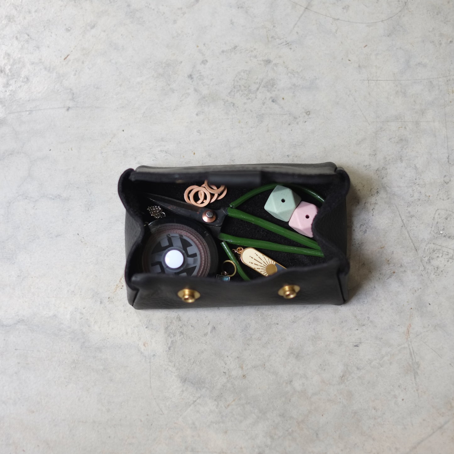 Étui mini de cuir noir La Rouge ouvert avec accessoires | La Rouge black leather mini case open with accessories
