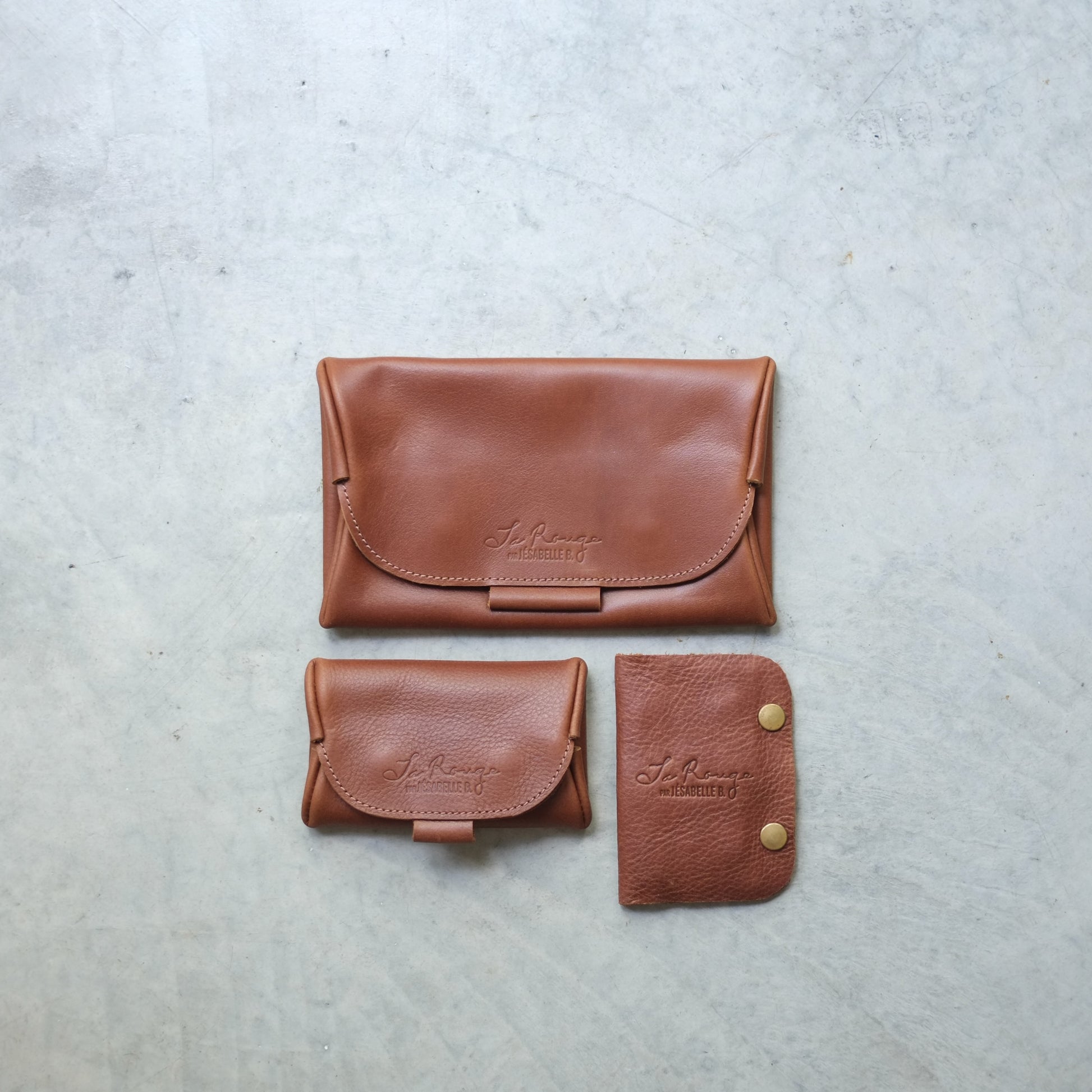 Comparaison étui mini et grand étui de cuir La Rouge | La Rouge leather mini case and large case size comparison
