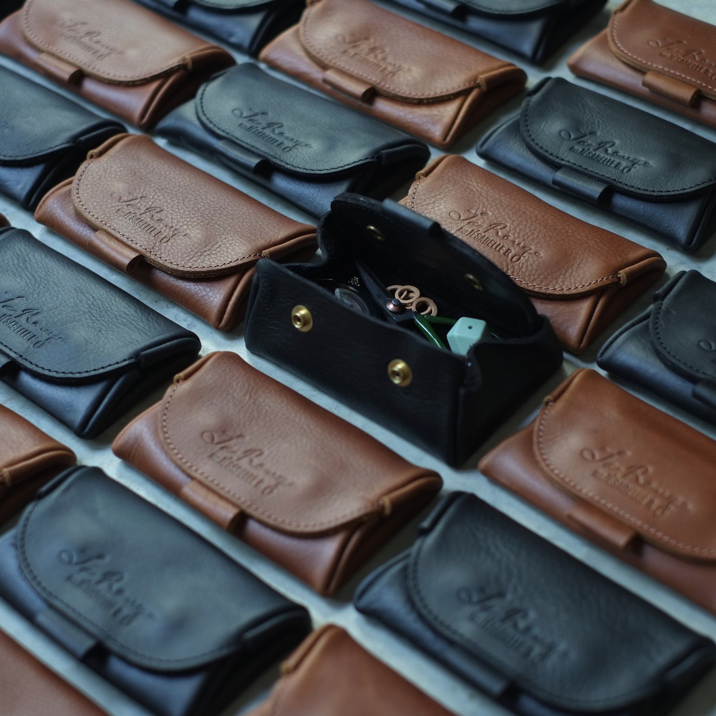 Collection d'étuis mini de cuir La Rouge brun et noir, faits à la main | La Rouge handmade brown and black leather mini cases collection
