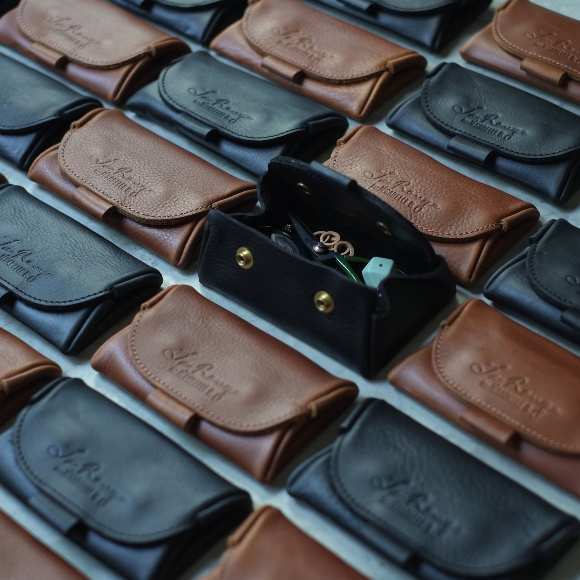 Collection d'étuis mini de cuir La Rouge brun et noir, faits à la main | La Rouge handmade brown and black leather mini cases collection
