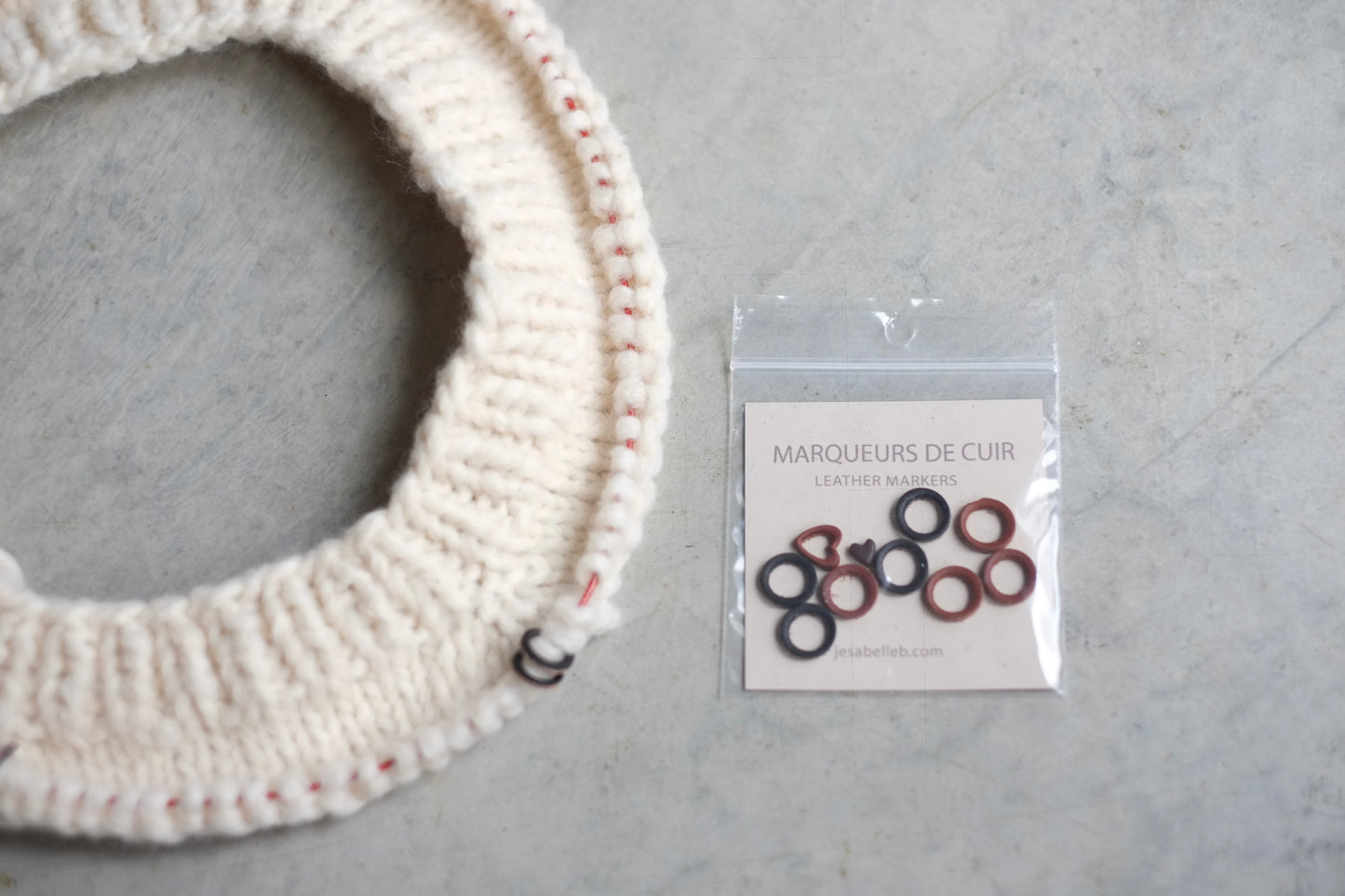 Handmade leather stitch markers in brown and black / marqueurs de mailles en cuir brun ou noir faits à la main dans leur emballage
