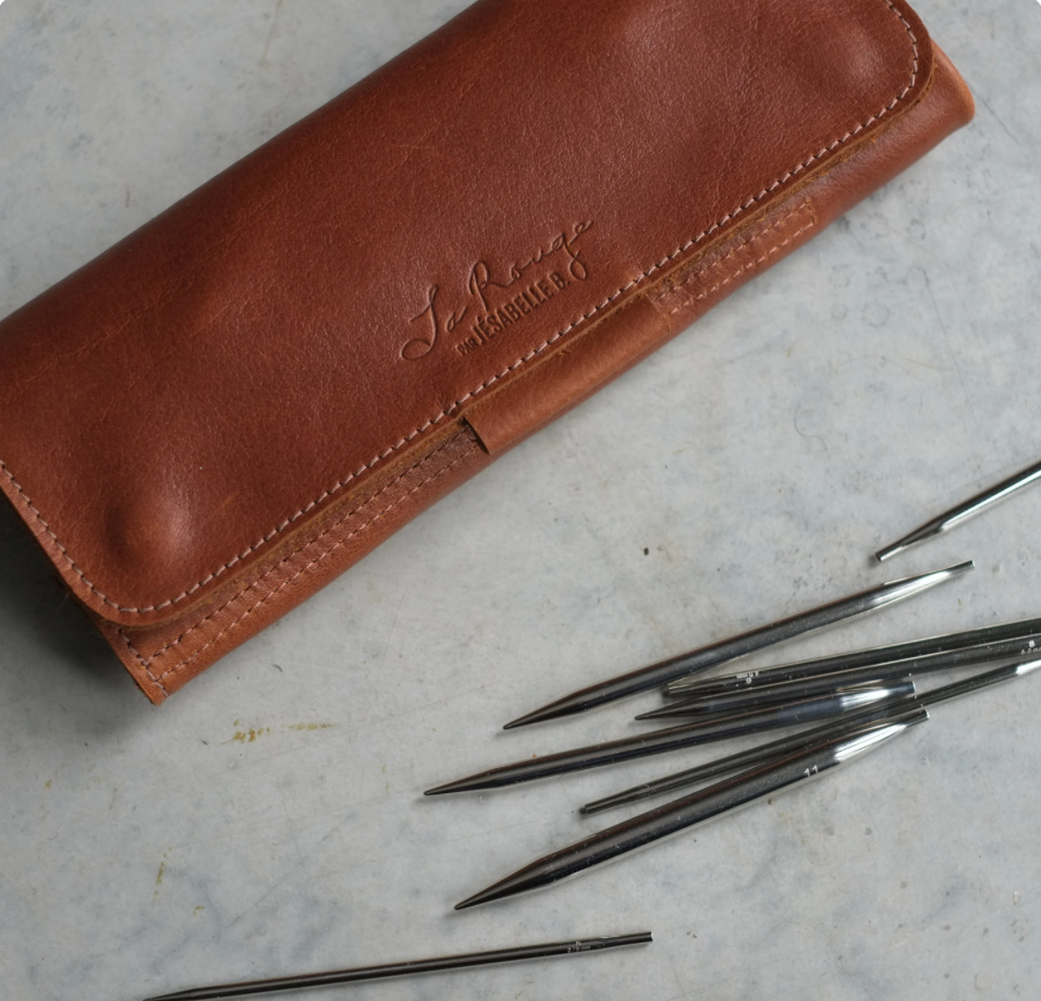 La Rouge leather needle case closed — solid stitching and metal needle tips, top view / Étui en cuir La Rouge fermé — coutures solides et pointes d'aiguilles en métal, vue de dessus