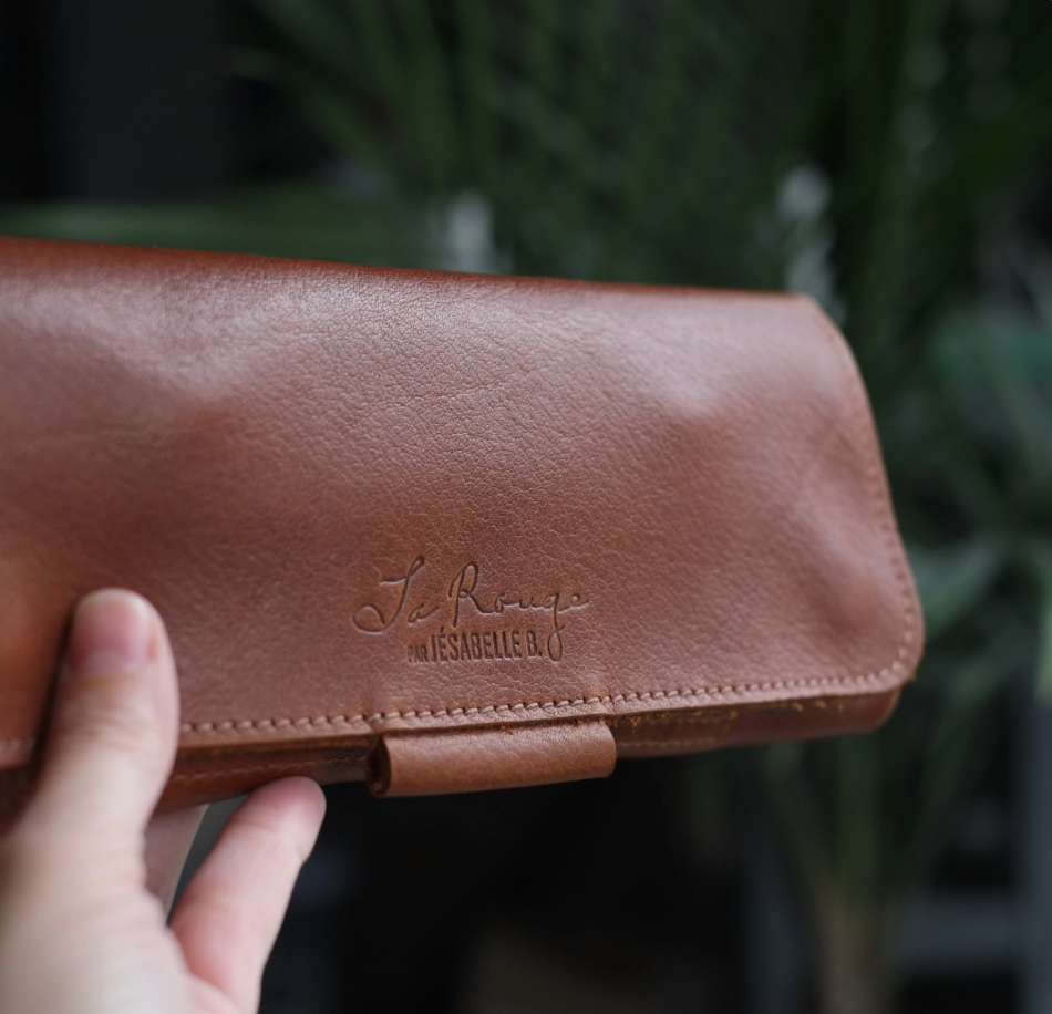 La Rouge signature embossed on genuine leather needle case — handmade artisan detail / Logo La Rouge embossé sur étui en cuir véritable — détail artisanal fait main au Québec