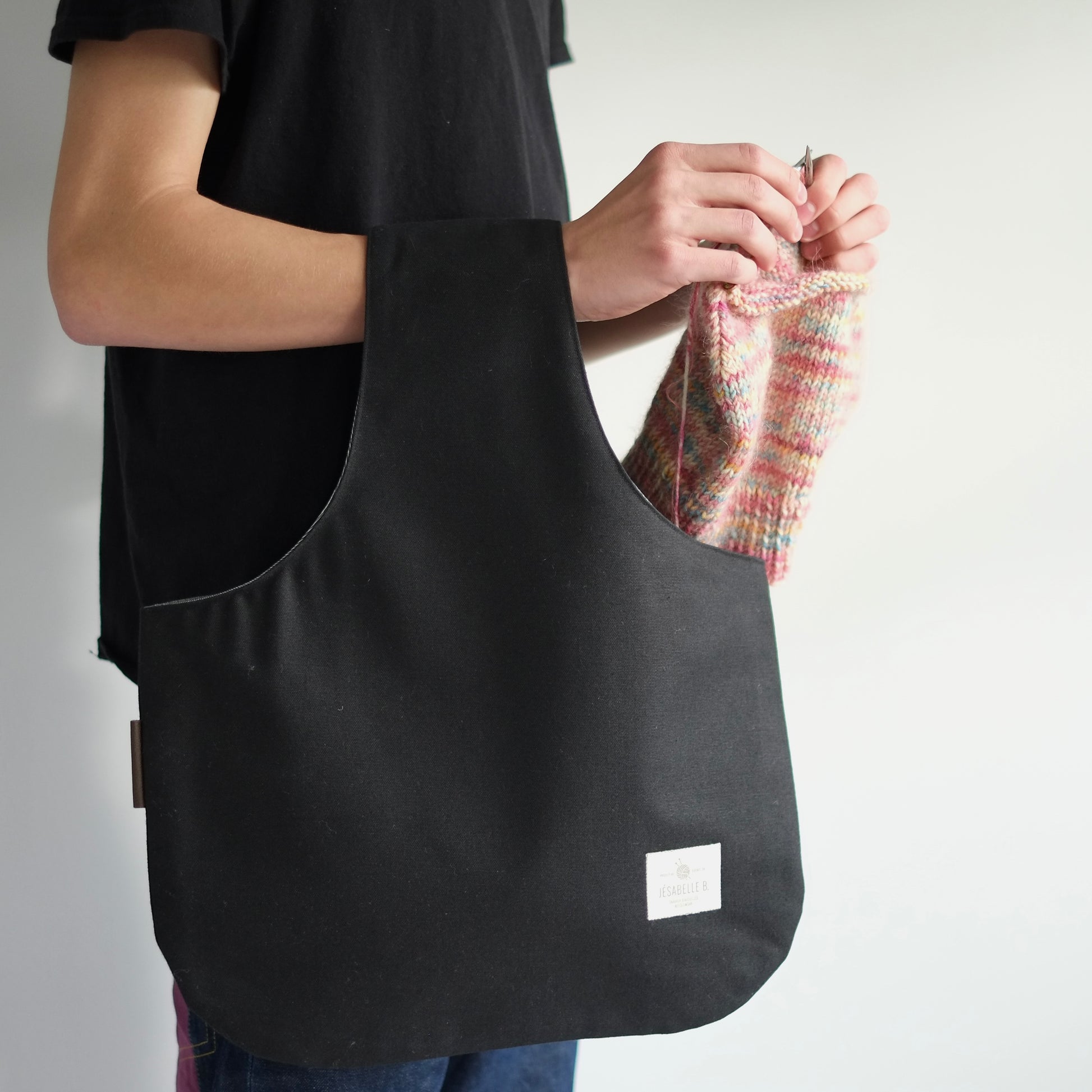 large black knitting project bag gender neutral  / Grand sac de tricot en noir parfait pour tout tricoteur