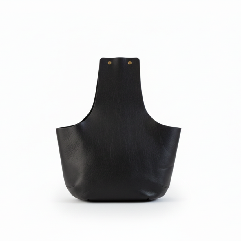 Product view of the black leather knitting bag with snaps on top / Vu de produit du sac de tricot grand noir en cuir avec les boutons pression sur le dessus
