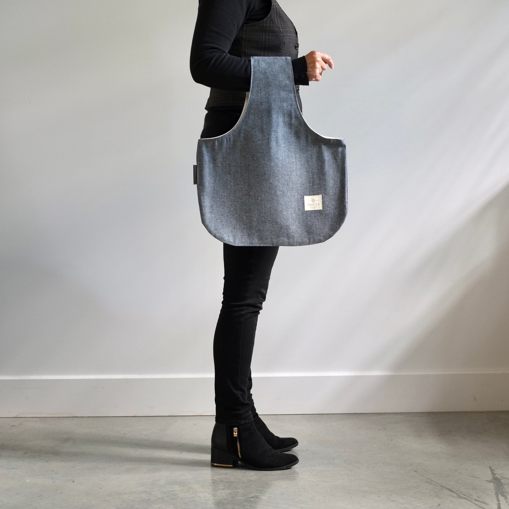 Large grey denim knitting wristlet for larger projects / Grand sac de tricot en denim gris pour projets plus ambitieux