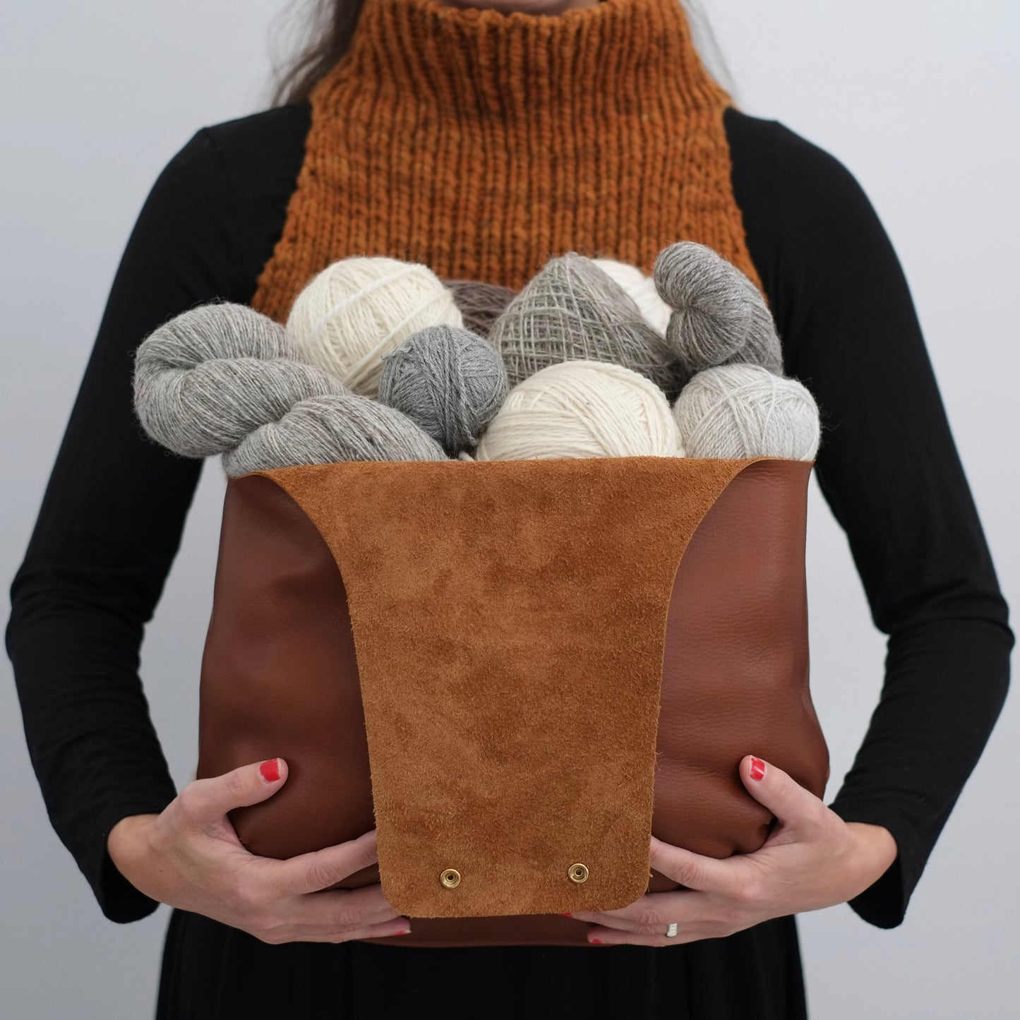Side view of an open project bag full of yarn / Vue de côté d'un sac à projet ouvert et rempli de laine