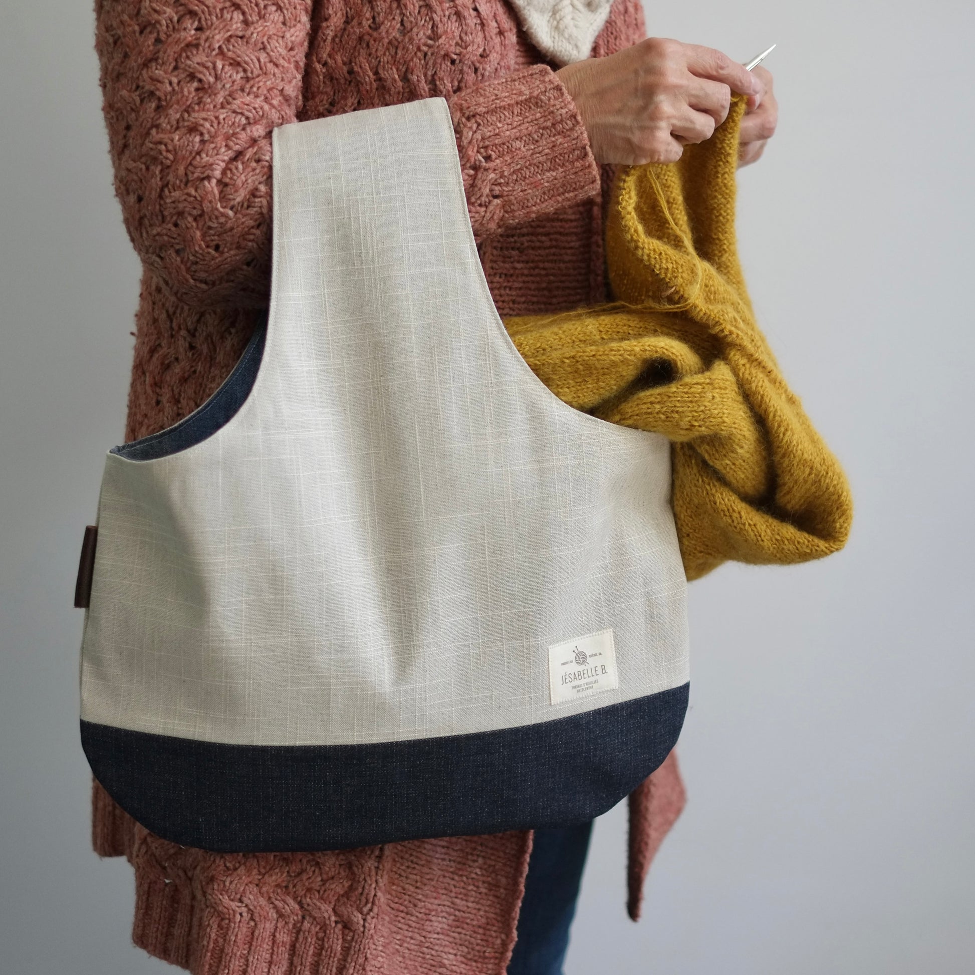 Big Yarn tote for knitting on the go or to bring at knit night / Gros sac à projet à emporter partout pour le tricot, crochet ou filage