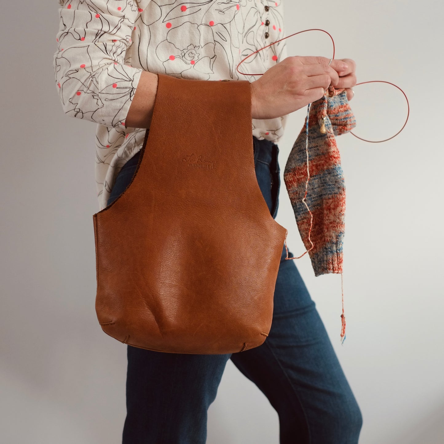 Medium brown leather knitting bag on the wrist, knitting a sock / Sac de cuir moyen brun La Rouge pour tricoter une chaussette
