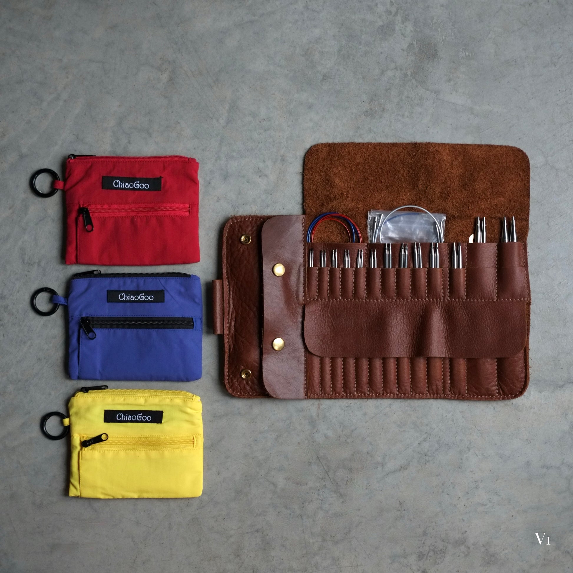 Shorties needle case made of brown leather with 3 sets of needles to store in / Étui de cuir brun pour ranger les 3 ensemble d'aiguilles shorties V1