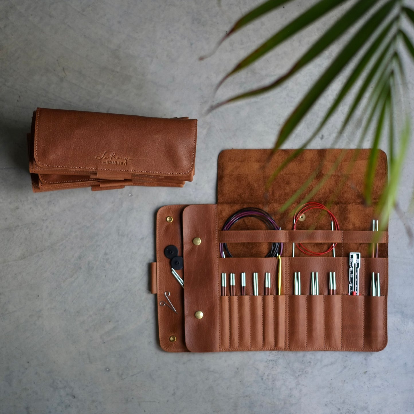Handmade brown leather case for interchangeable knitting needles — open and closed, top view / Étui en cuir brun artisanal pour aiguilles interchangeables — ouvert et fermé, vue de dessus