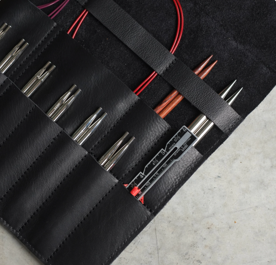 Interior of leather knitting needle case — individual compartments for each tool / Intérieur de l'étui en cuir — compartiments individuels pour chaque outil de tricot