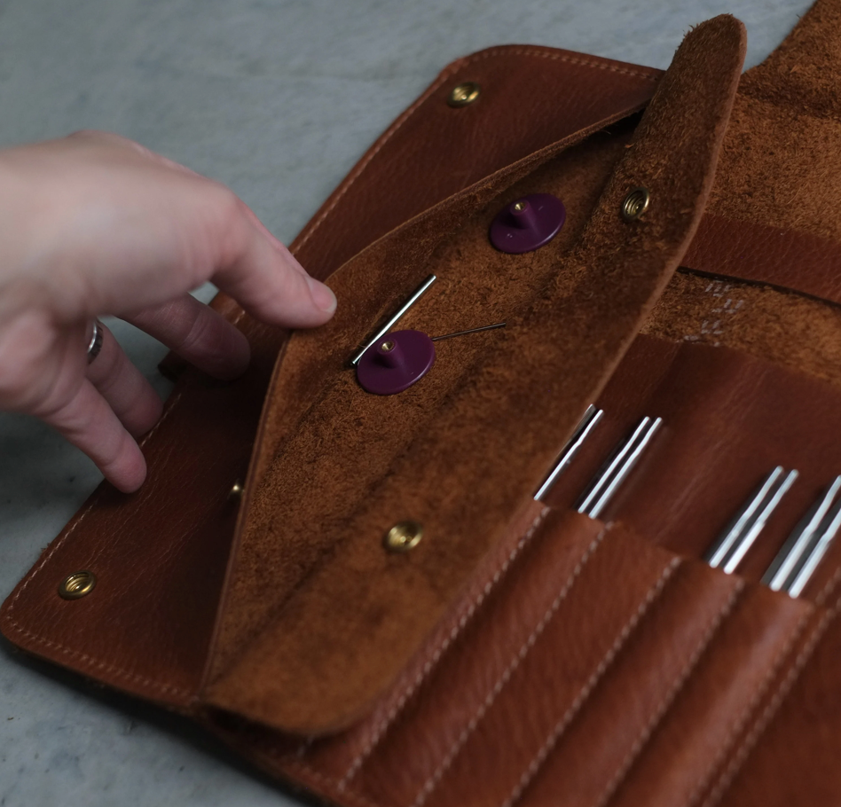 Side pocket of leather needle case with tightening keys and clasps for interchangeable needles / Poche latérale de l'étui en cuir avec clés de serrage et fermoirs pour aiguilles interchangeables