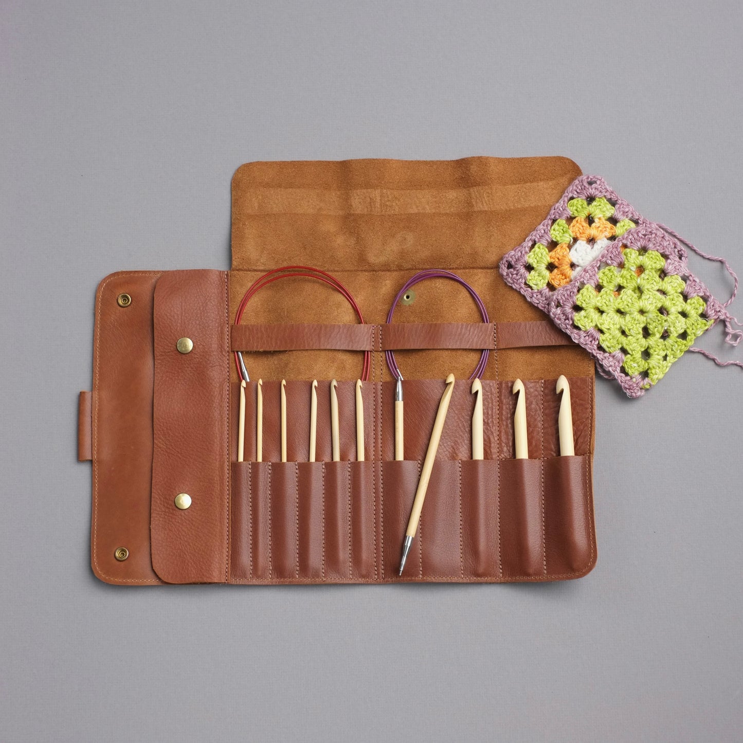 Versatile leather case for Tunisian crochet hooks and accessories — original gift for knitters / Étui en cuir polyvalent pour crochets tunisiens et accessoires de crochet — cadeau original