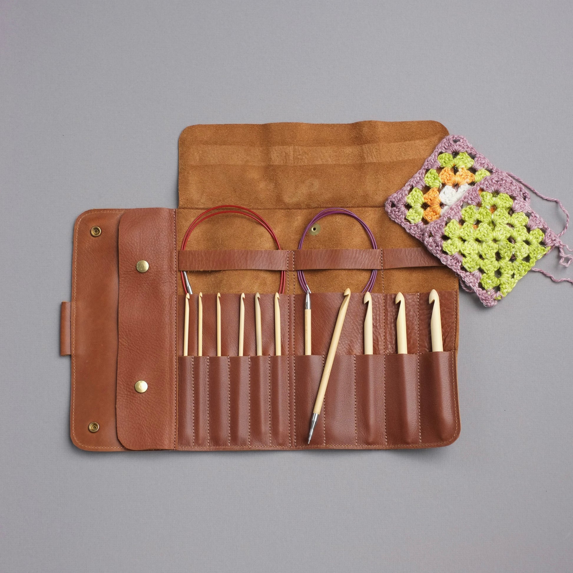 Versatile leather case for Tunisian crochet hooks and accessories — original gift for knitters / Étui en cuir polyvalent pour crochets tunisiens et accessoires de crochet — cadeau original