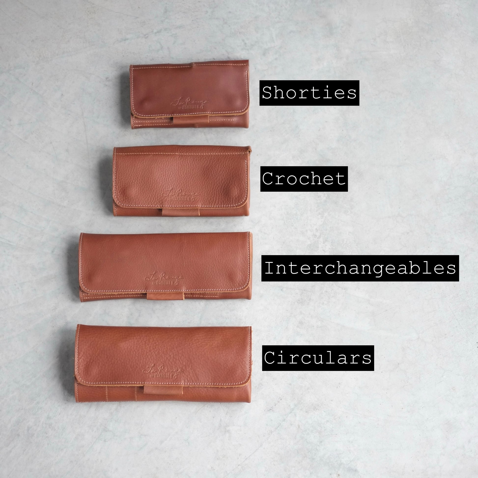 Comparison of all Jésabelle B. leather needle case sizes — short, crochet, interchangeable, circular / Comparaison des formats d'étuis en cuir Jésabelle B. — aiguilles courtes, crochets, interchangeables et circulaires