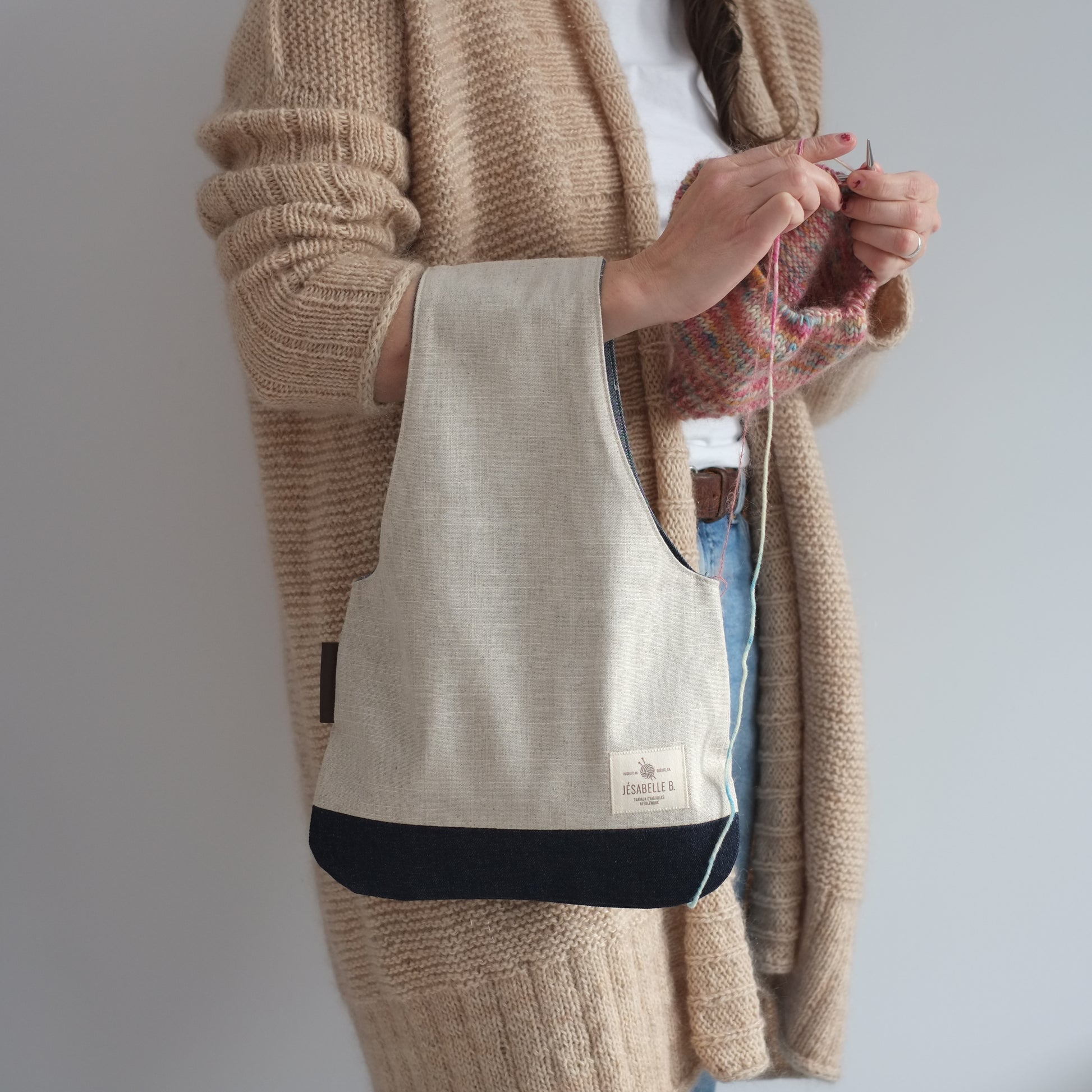 Medium beige linen knitting bag on wrist, knitting a toque hands-free / Sac moyen en lin beige avec fond denim bleu marin au poignet — tricoter une tuque les mains libres