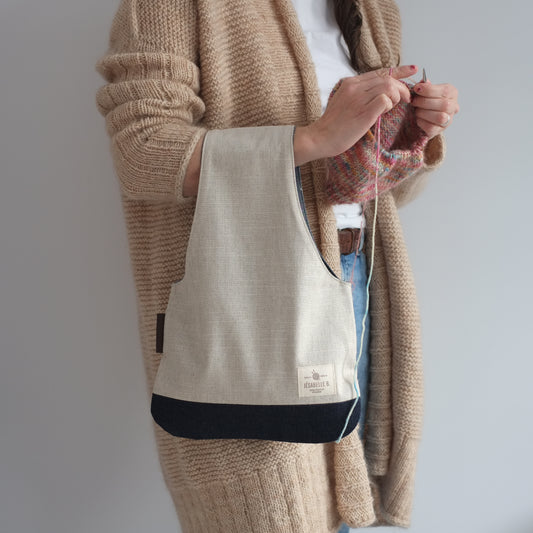 Medium beige linen knitting bag on wrist, knitting a toque hands-free / Sac moyen en lin beige avec fond denim bleu marin au poignet — tricoter une tuque les mains libres
